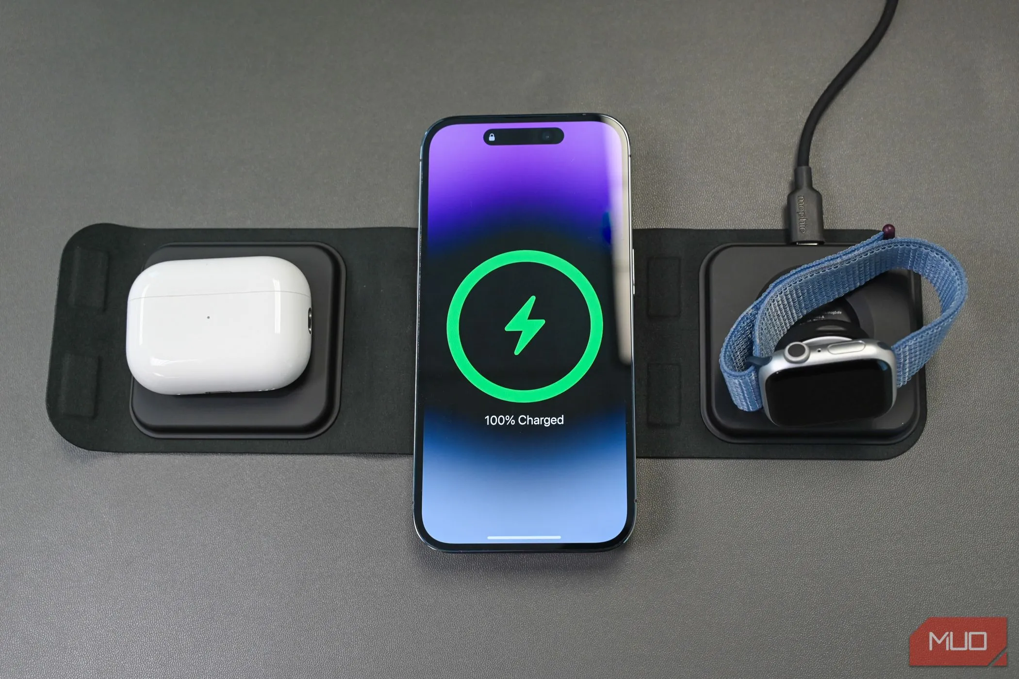 Bộ sạc du lịch Mophie 3 trong 1, thể hiện sự tiện lợi và an toàn của các phụ kiện sạc hiện đại hỗ trợ tính năng sạc tối ưu qua đêm.