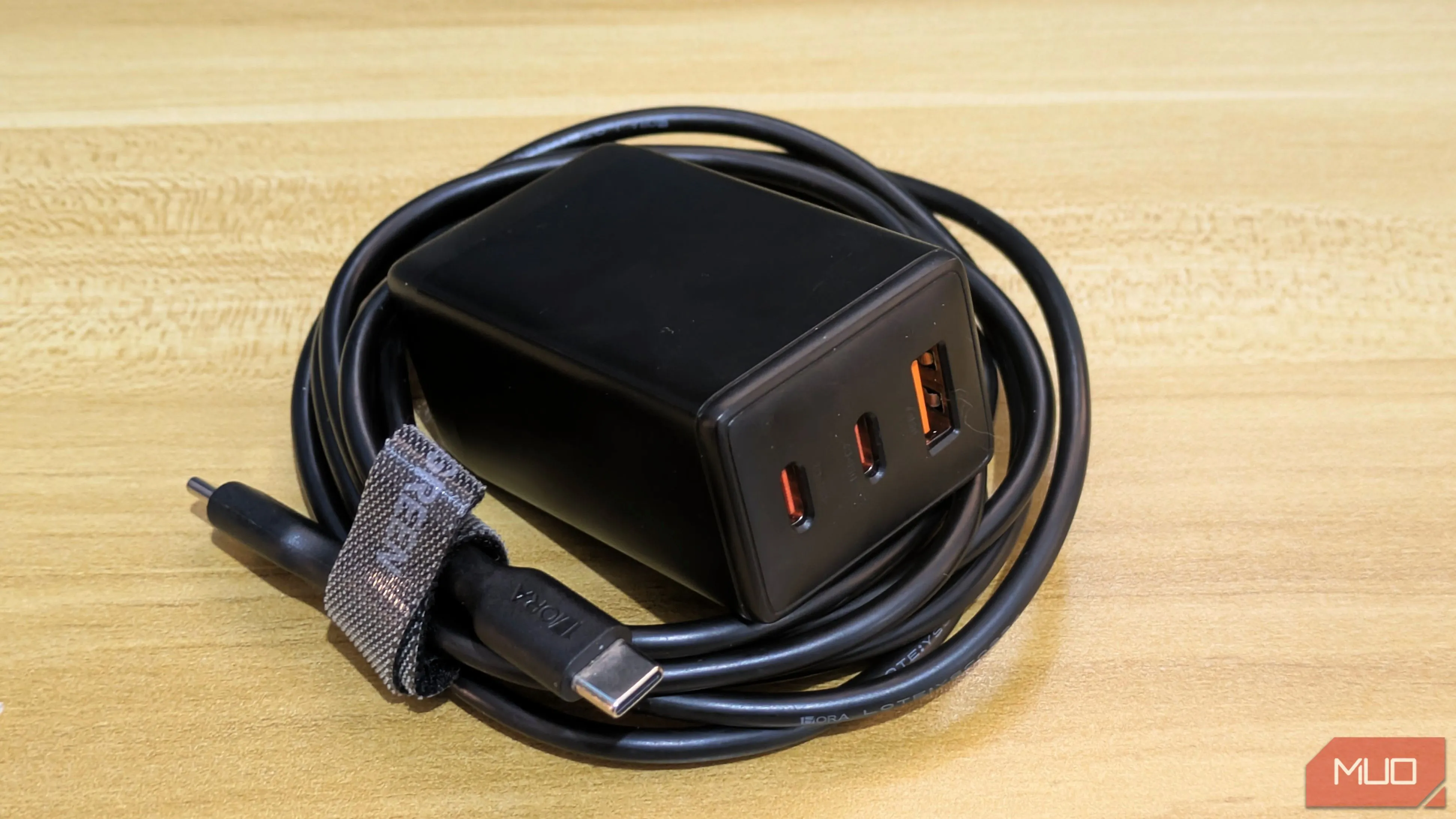 Bộ sạc GaN với cáp USB dài hai mét, thể hiện khả năng sạc đa thiết bị và tiện lợi khi di chuyển