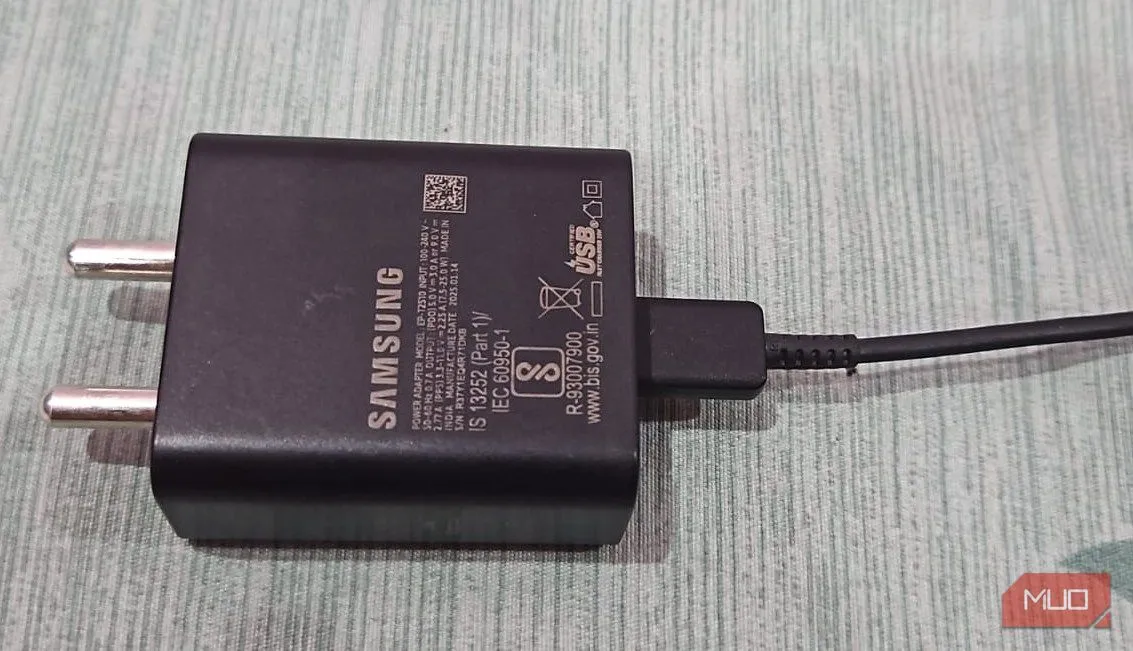 Bộ sạc Samsung 25W sử dụng công nghệ GaN đặt trên bàn, biểu trưng cho sự nhỏ gọn và hiệu quả
