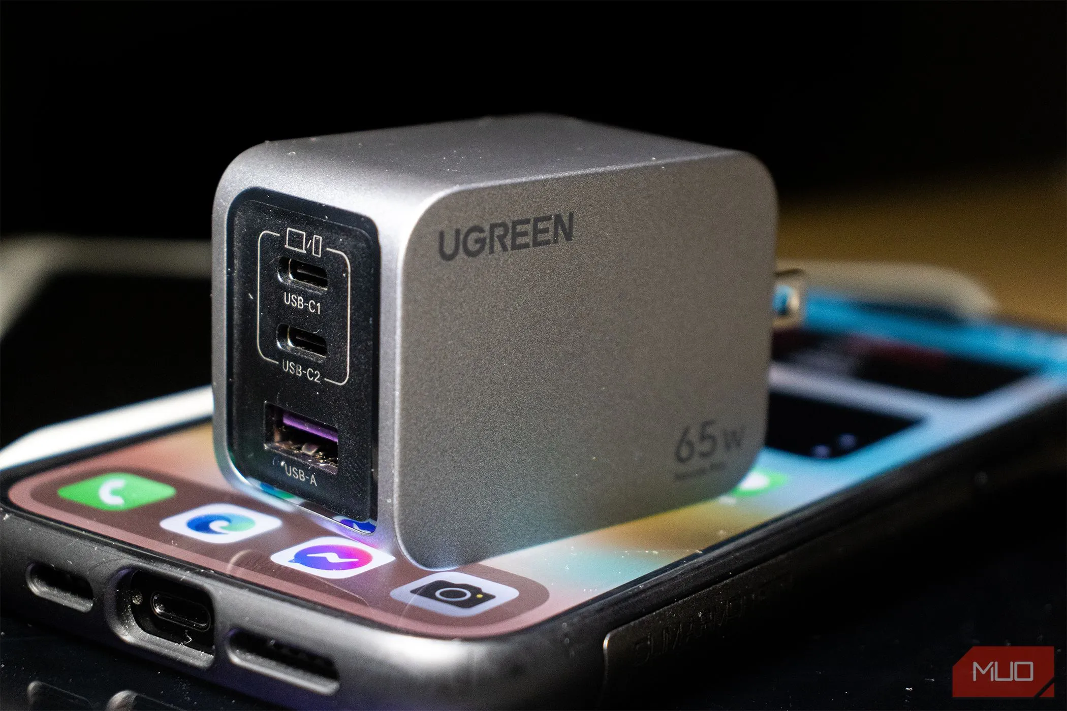 Bộ sạc Ugreen Nexode Pro 65W đang sạc cho iPhone 14 Pro Max, minh họa tầm quan trọng của việc giữ lại phụ kiện sạc gốc để bán điện thoại cũ được giá.