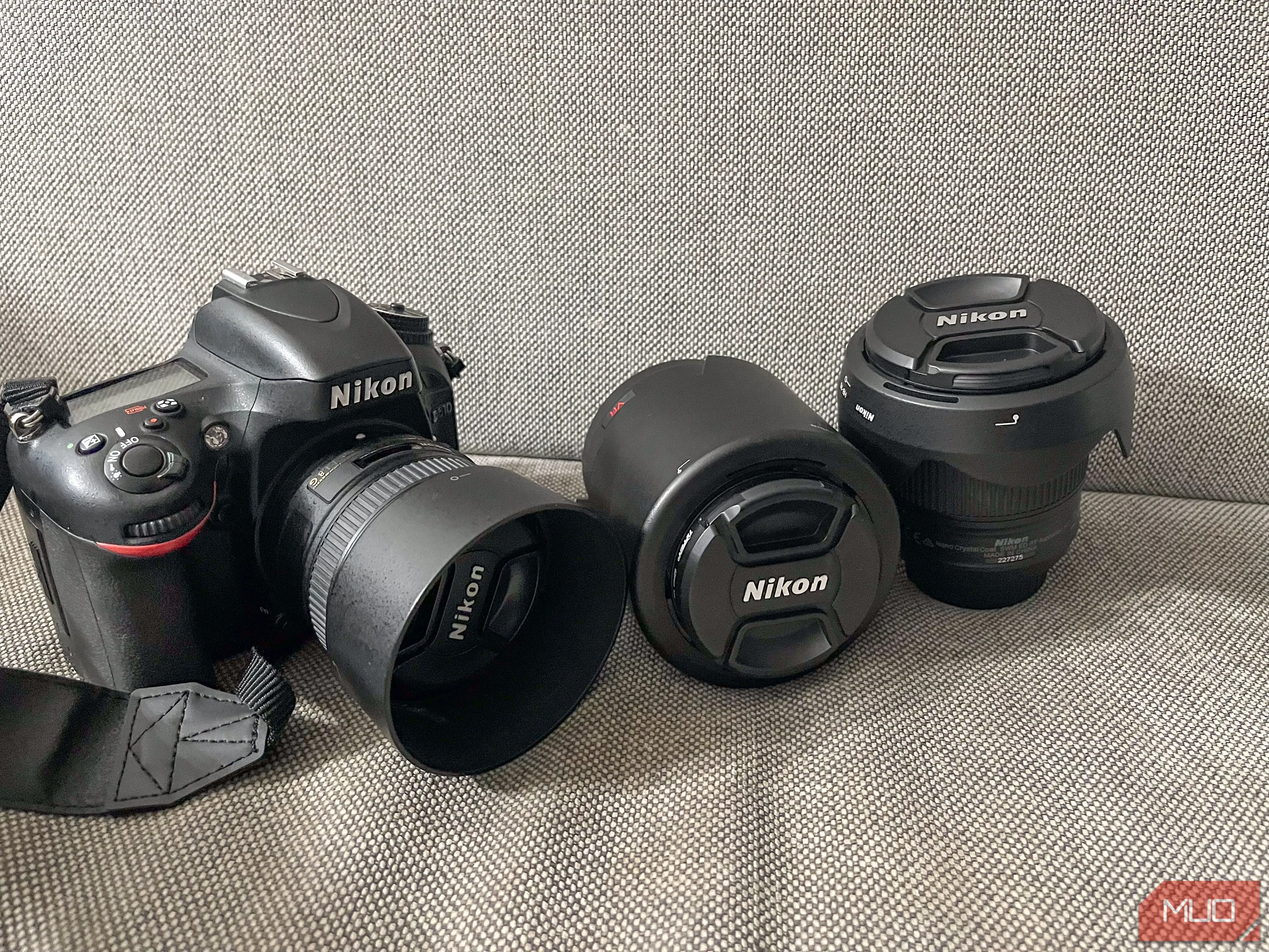 Bộ sưu tập nhiều ống kính máy ảnh DSLR được sắp xếp gọn gàng, nhấn mạnh lý do giữ lại máy ảnh DSLR để tận dụng tối đa.