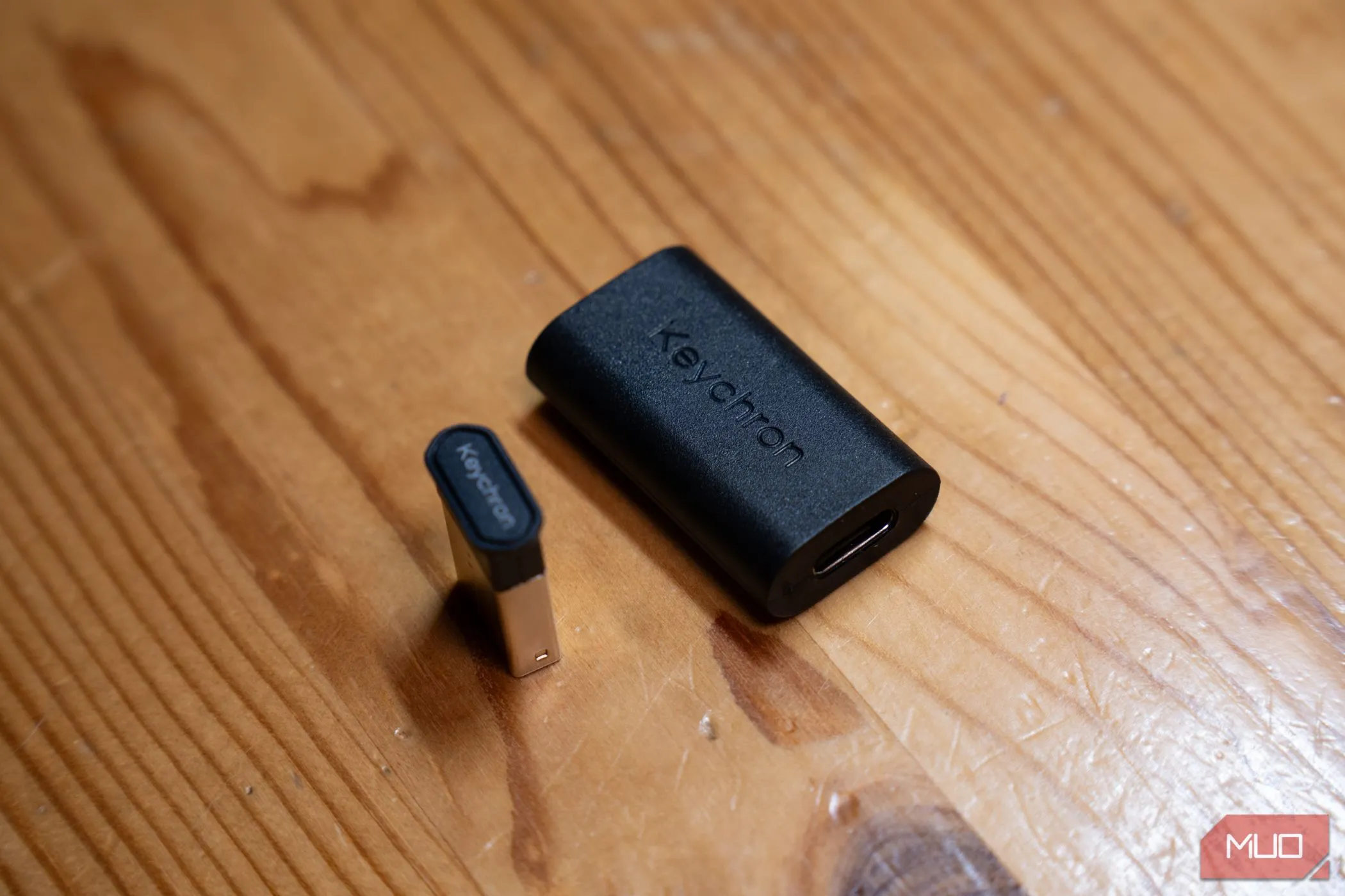 Bộ thu USB 2.4 GHz của Keychron K8 Max, đảm bảo kết nối không dây tốc độ cao và độ trễ thấp.