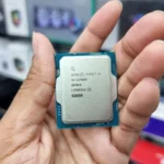 Bộ vi xử lý Intel Core i9 thế hệ 14 trong lòng bàn tay, minh họa cho phần cứng CPU dễ bị tấn công bởi ransomware microcode.