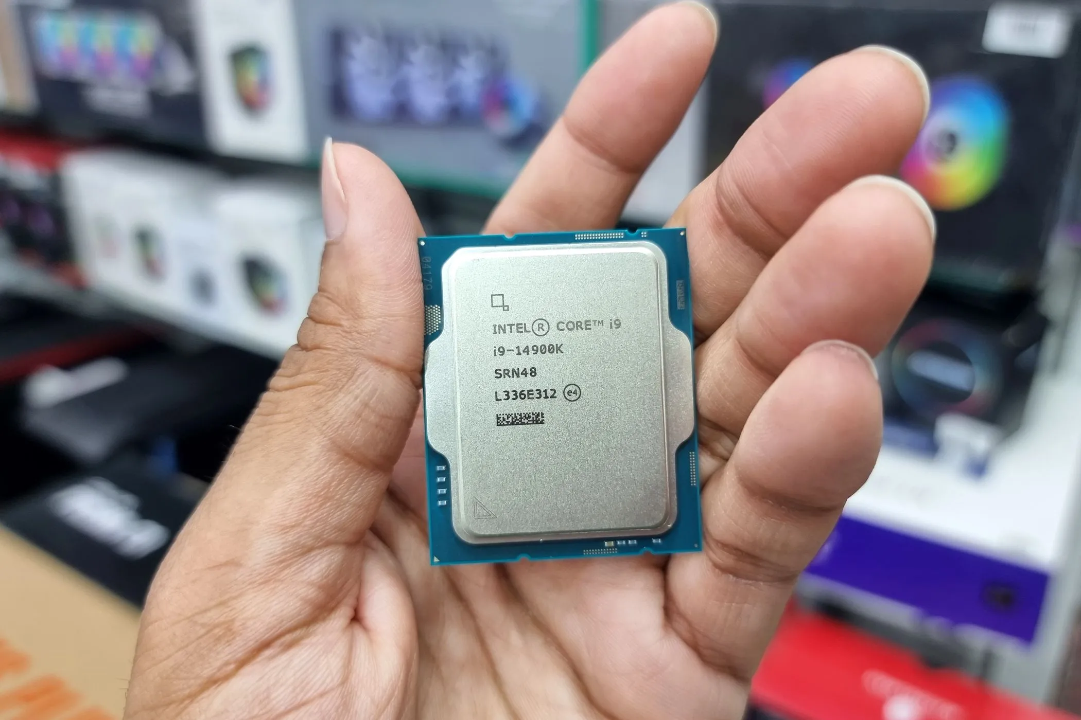 Bộ vi xử lý Intel Core i9 thế hệ 14 trong lòng bàn tay, minh họa cho phần cứng CPU dễ bị tấn công bởi ransomware microcode.