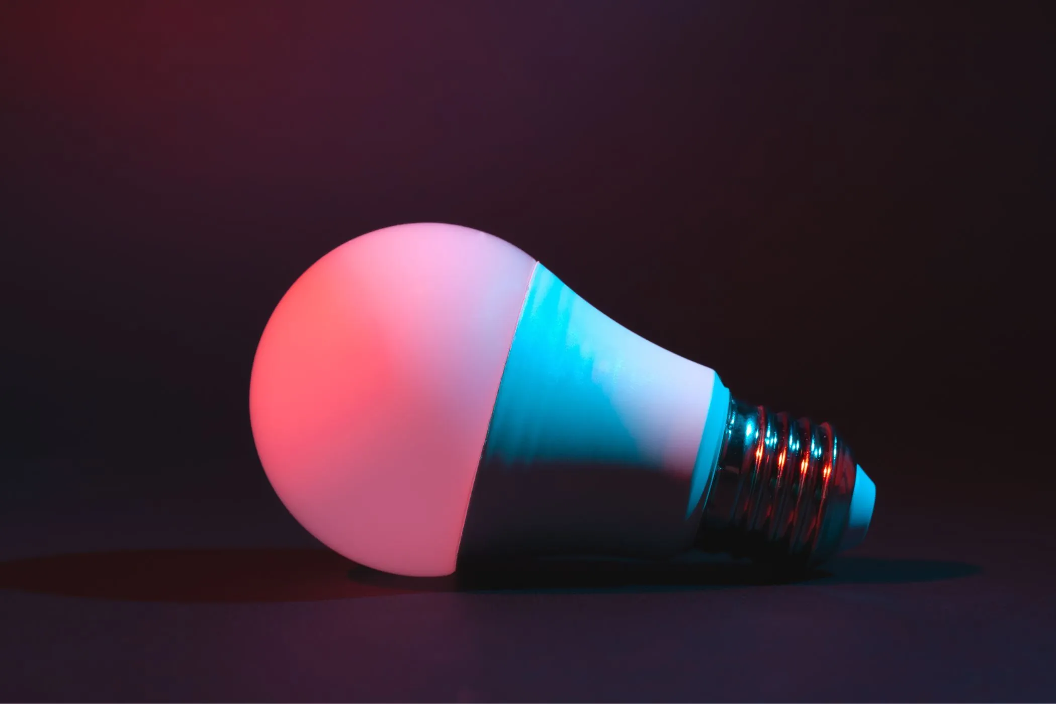 Bóng đèn LED thông minh hiện đại cắm vào đui đèn, thể hiện tính tiện lợi của thiết bị nhà thông minh