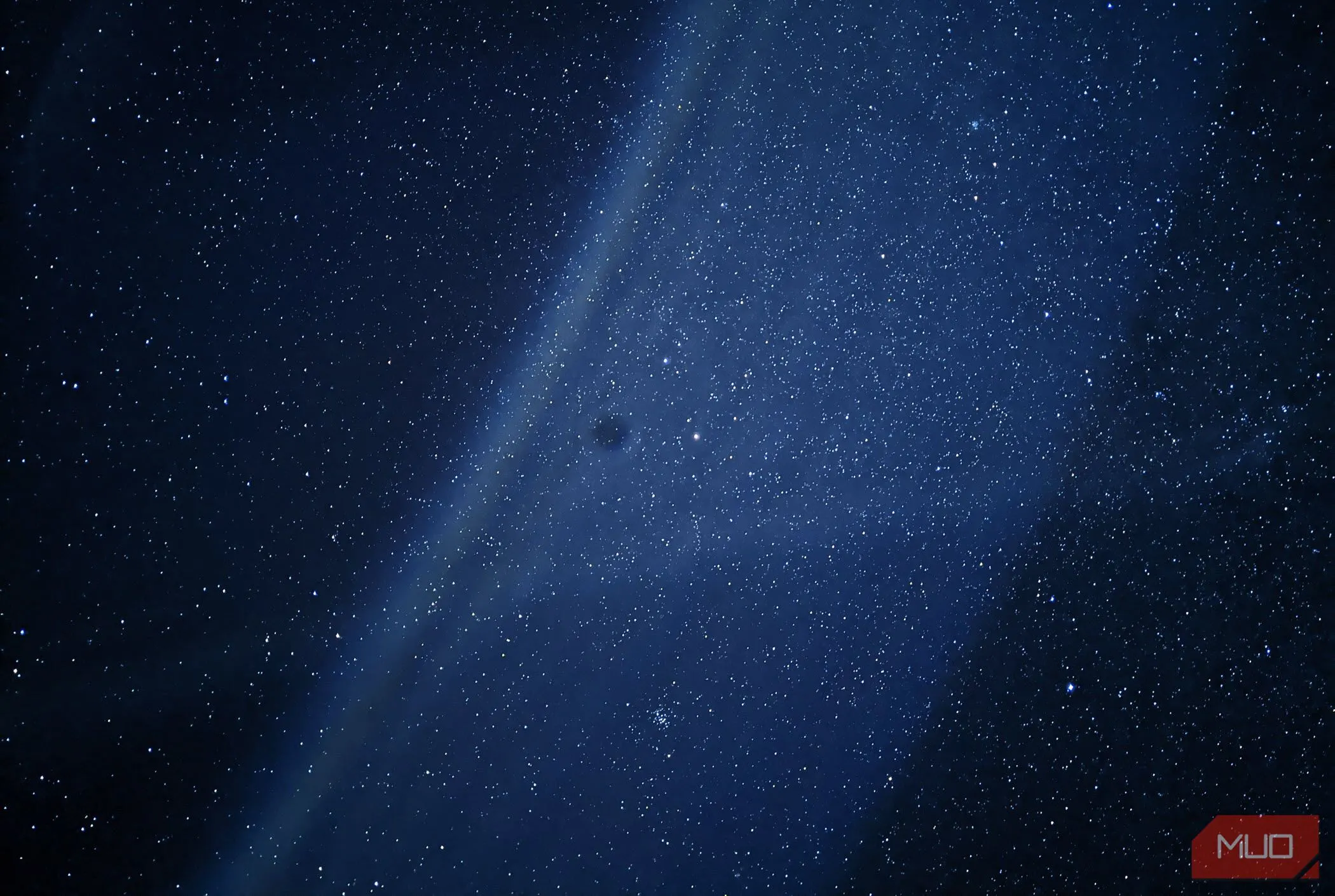 Bức ảnh bầu trời đầy sao chụp bằng chế độ Astrophotography trên Pixel 4a.