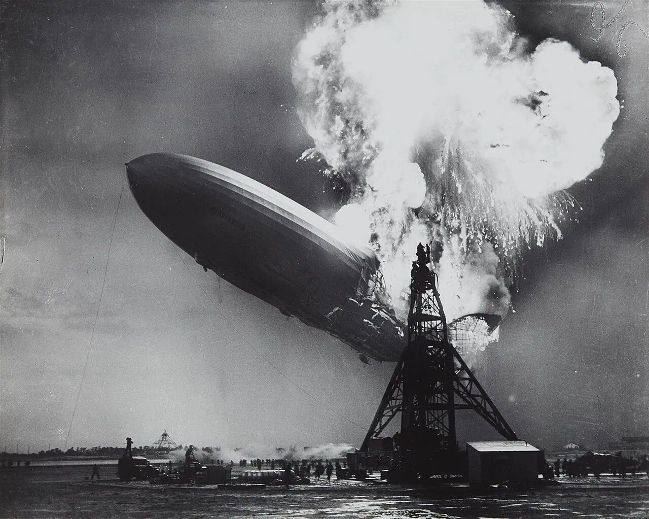 Bức ảnh ghi lại khoảnh khắc khinh khí cầu Hindenburg gặp nạn.