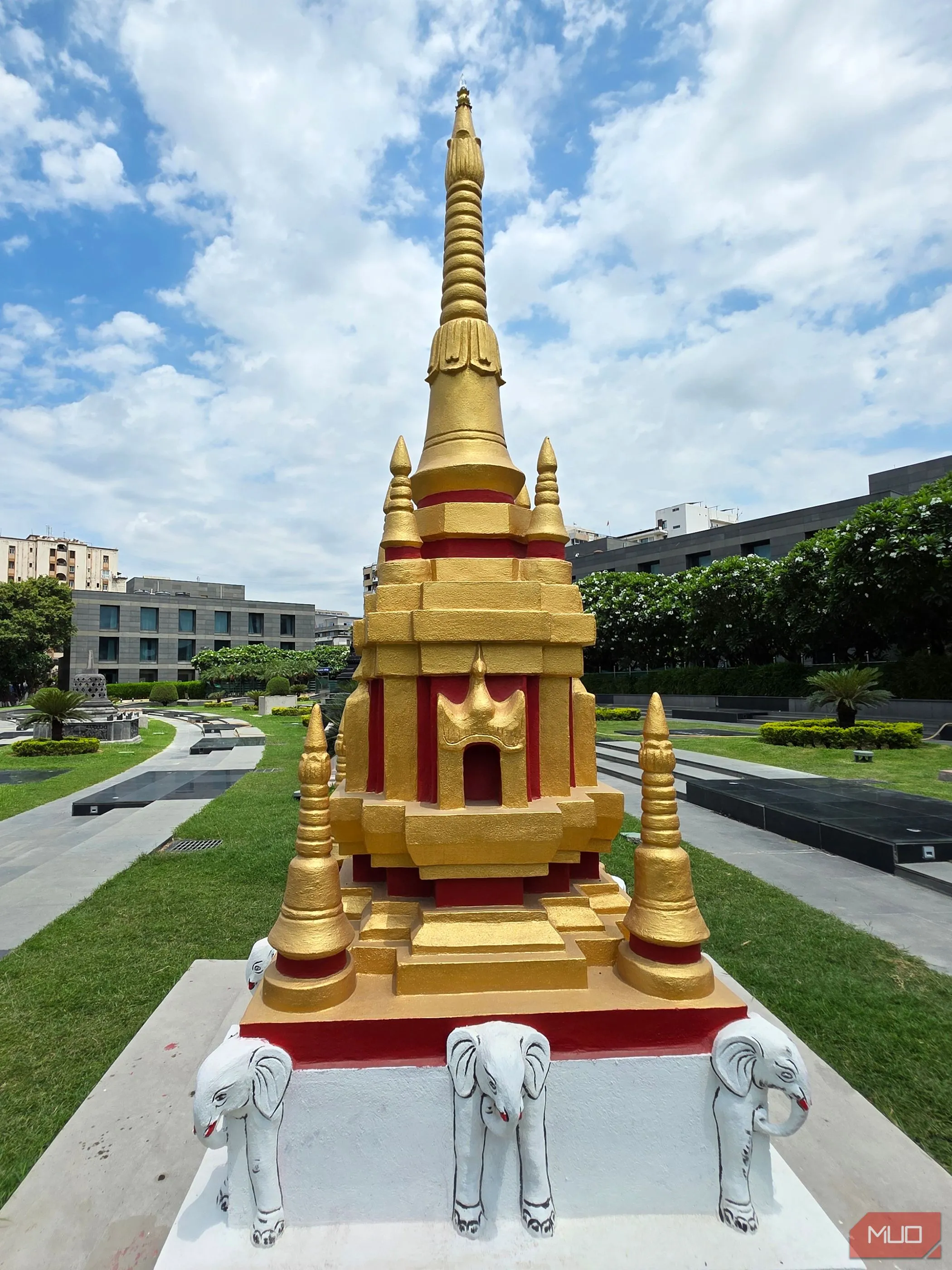 Bức ảnh khung cảnh dọc của tòa nhà cao tầng chụp bằng ống kính góc siêu rộng trên điện thoại, thể hiện ấn tượng về chiều cao và quy mô.
