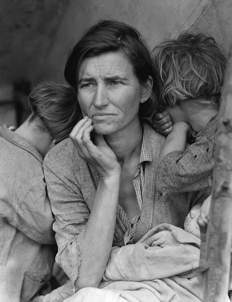 Bức ảnh mang tính biểu tượng &quot;Người mẹ di cư&quot; của Dorothea Lange mô tả một người mẹ ôm các con trong thời kỳ Đại suy thoái
