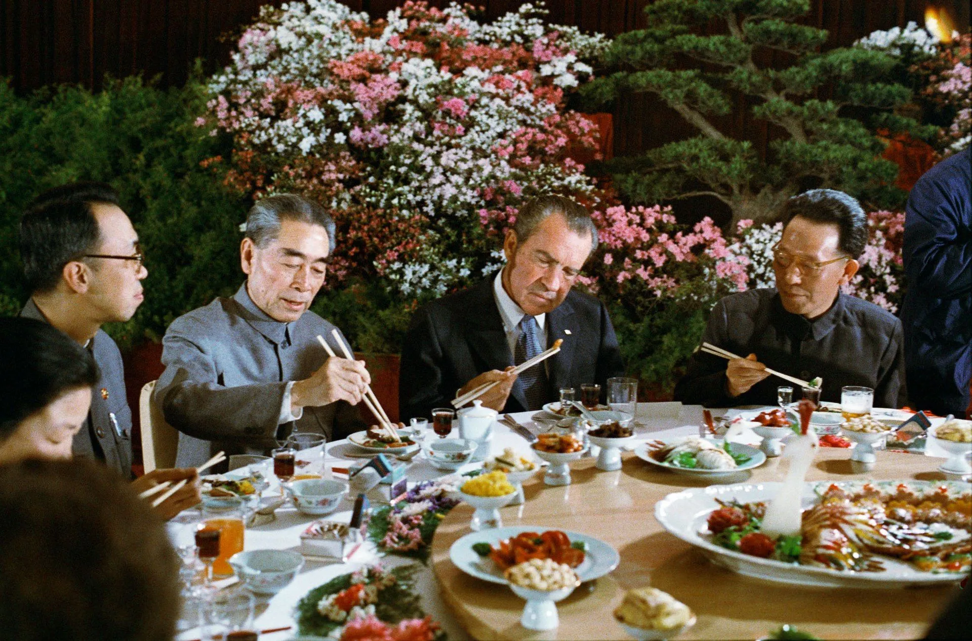 Bức ảnh mô tả cựu Tổng thống Richard Nixon đang dùng bữa tối với các quan chức Trung Quốc.
