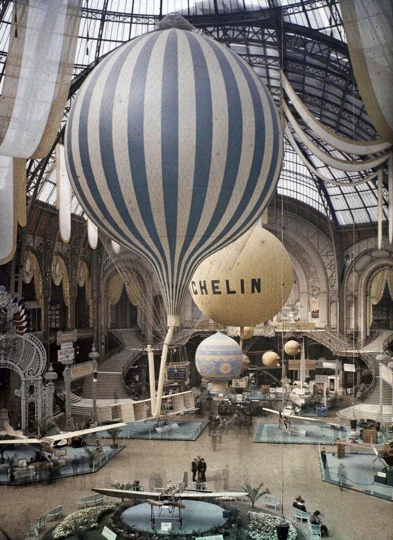 Bức ảnh mô tả hai quả khinh khí cầu ở Paris.