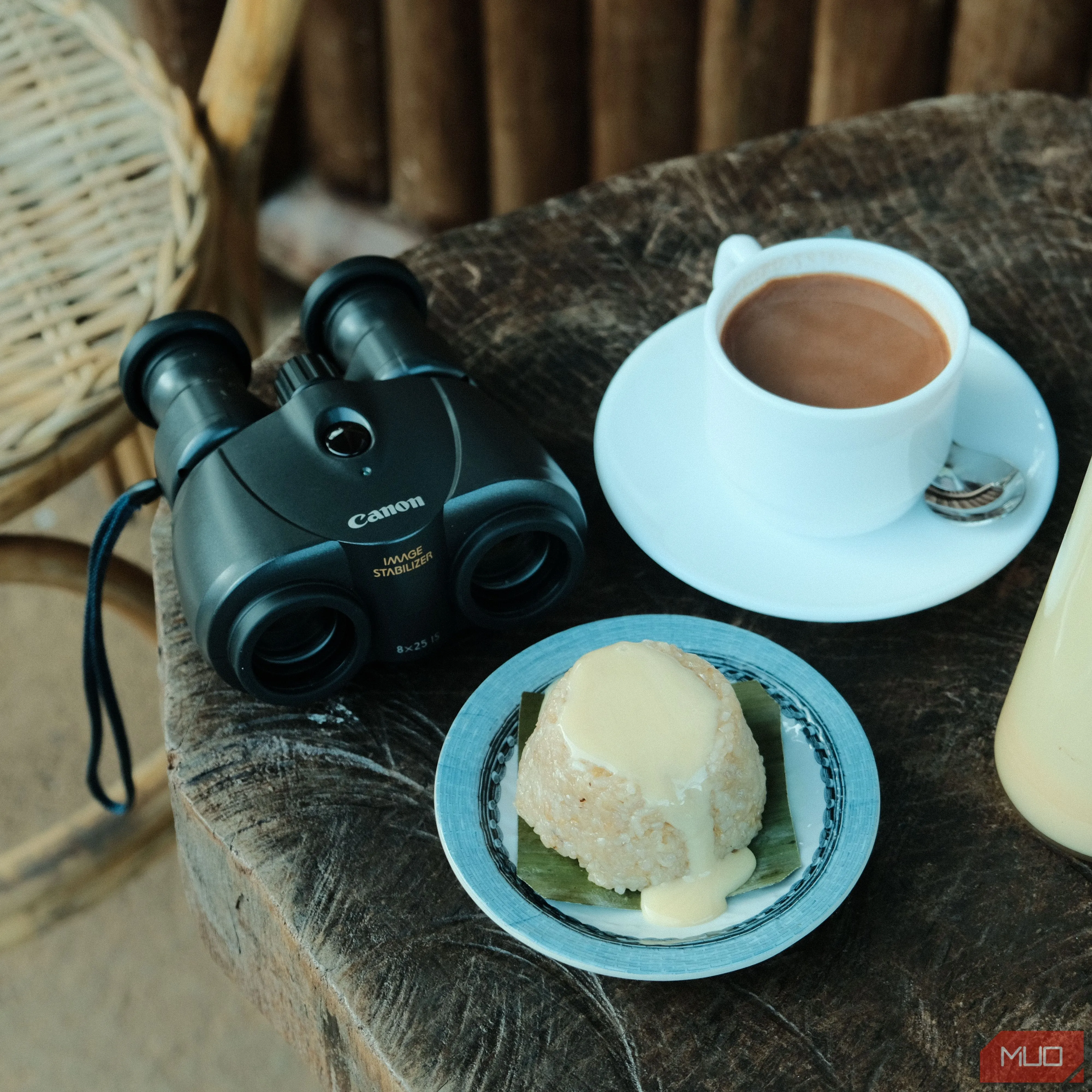 Bức ảnh một chiếc bàn với đồ ăn chụp bằng máy ảnh Fuji X-T20