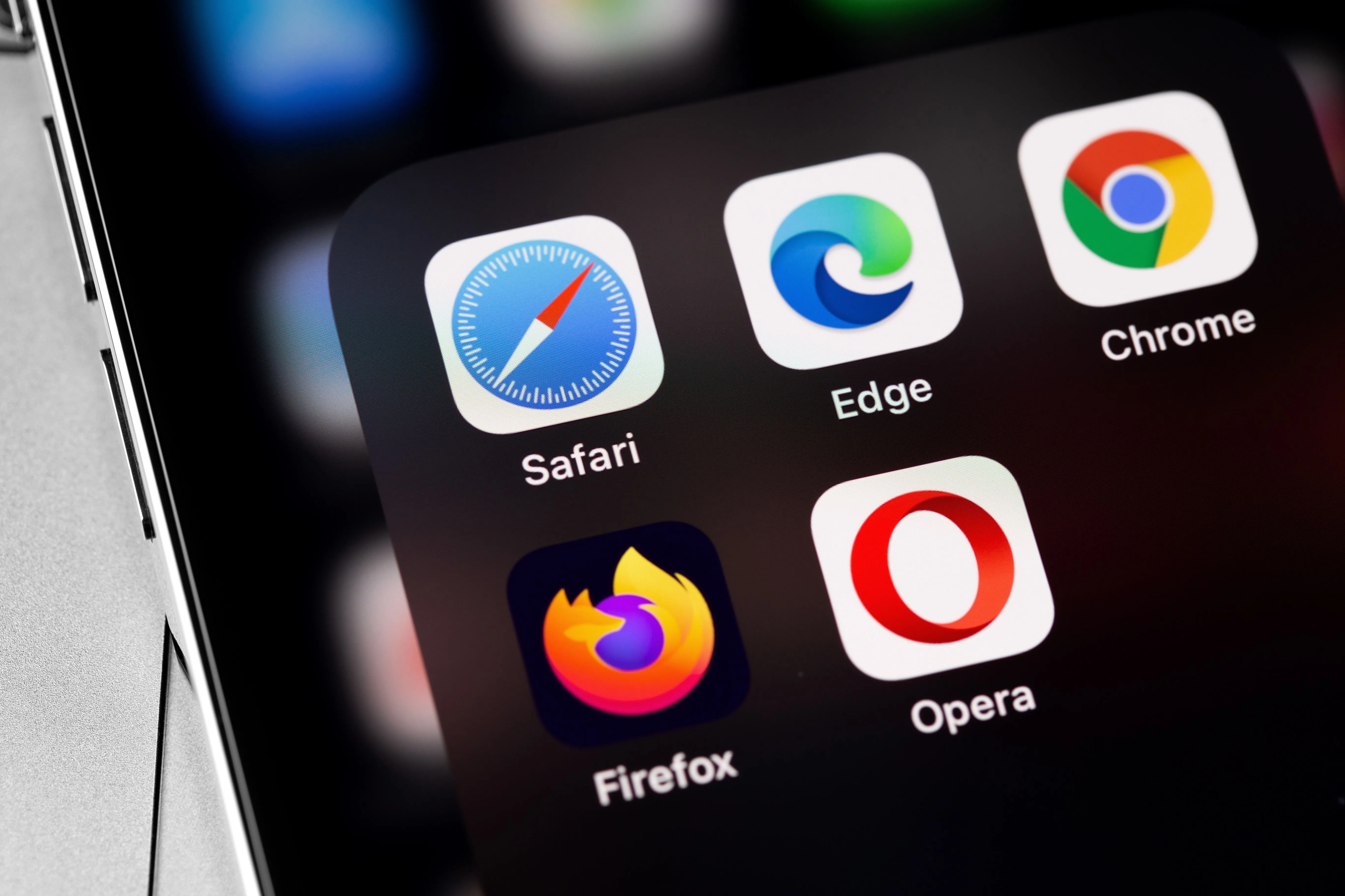 Các biểu tượng trình duyệt web như Safari, Chrome, Edge, Firefox trên màn hình iPhone, thể hiện sự cạnh tranh và đa dạng của các ứng dụng duyệt web.