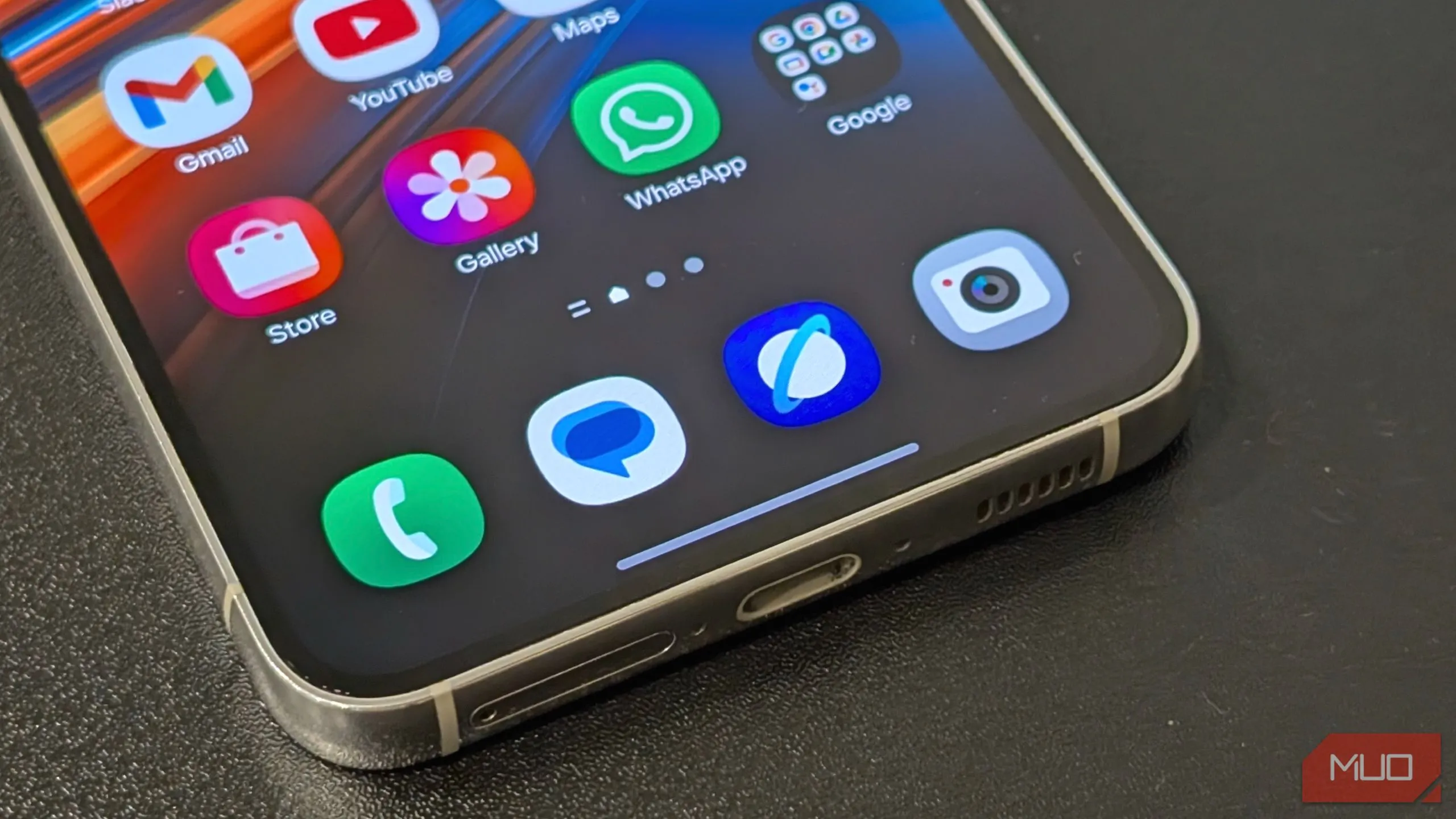 Các biểu tượng ứng dụng trên điện thoại Samsung Galaxy, minh họa sự trùng lặp giữa ứng dụng mặc định của Samsung và Google