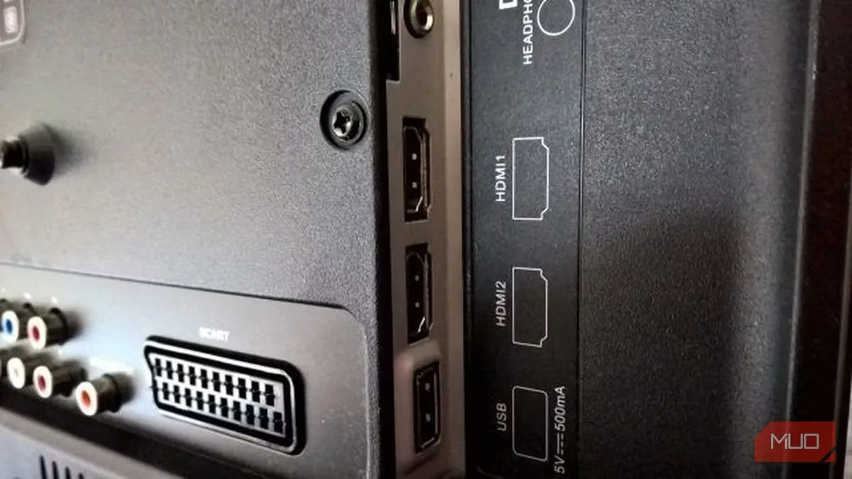Các cổng HDMI phía sau Smart TV, sẵn sàng kết nối với PC hoặc Mac
