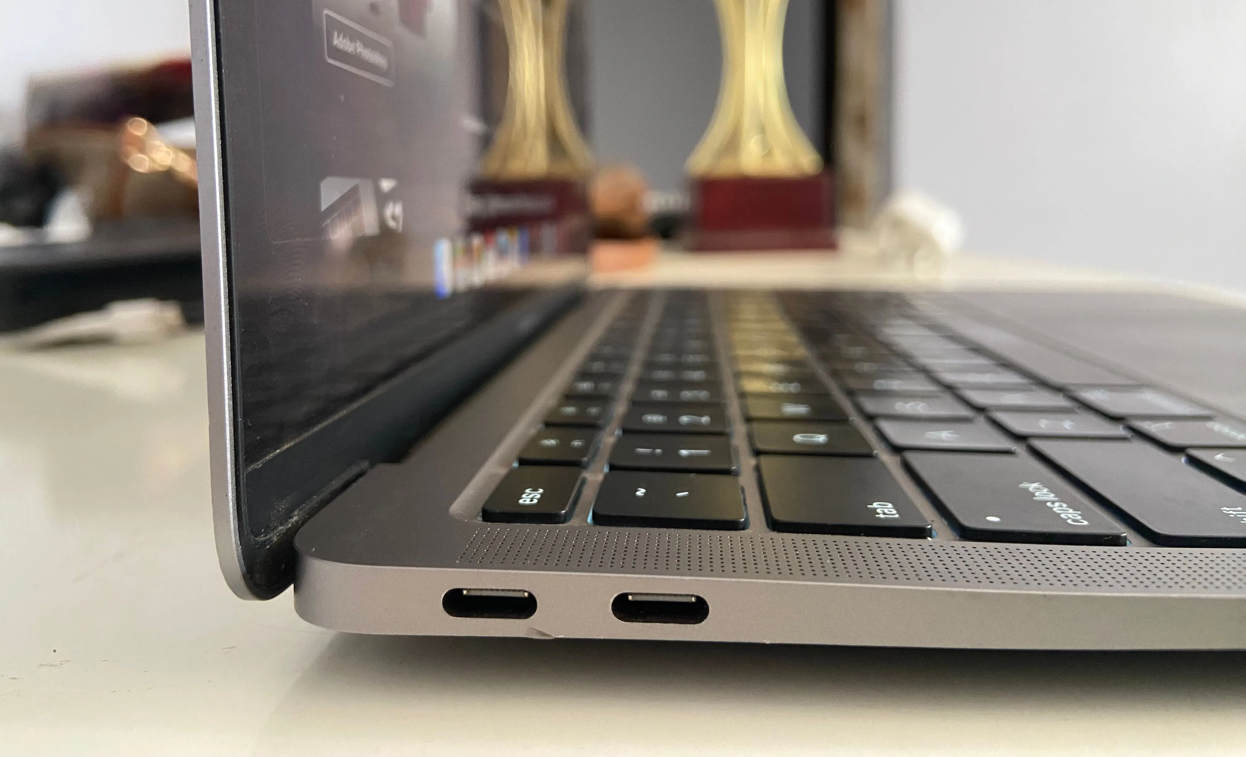 Các cổng kết nối bên trái của MacBook Air M1, minh họa số lượng cổng ít ỏi trên laptop mỏng nhẹ