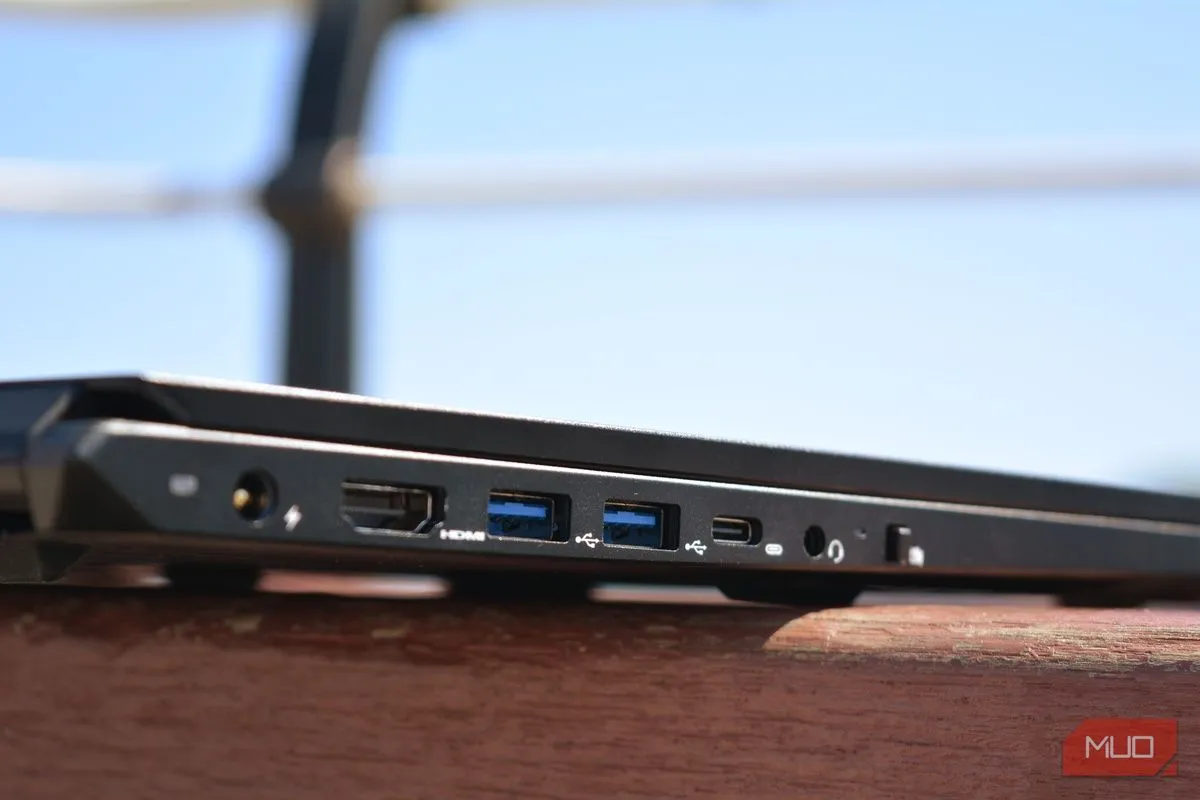 Các cổng USB trên một chiếc laptop System76 Pangolin, minh họa việc thay đổi cổng kết nối chuột.