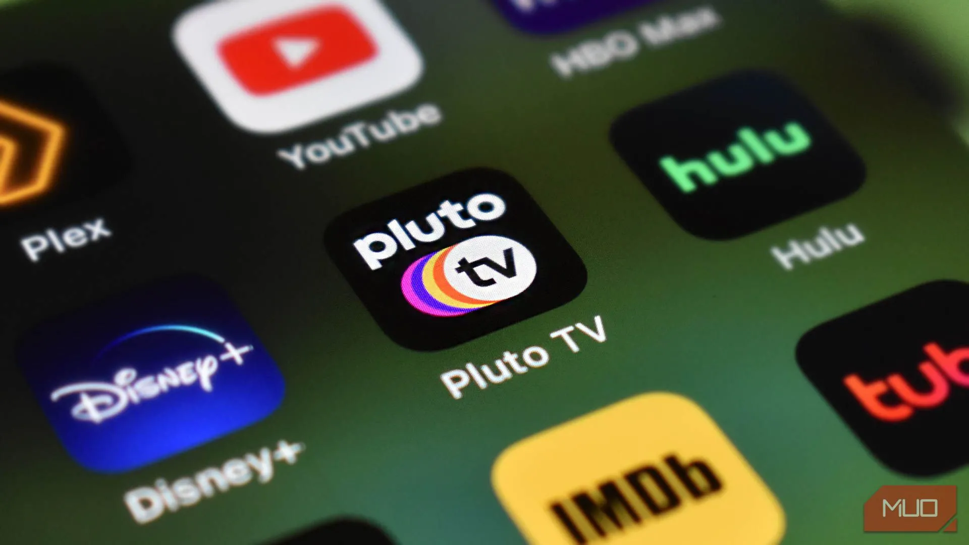 Các hàng ứng dụng dịch vụ streaming trên điện thoại thông minh, tập trung vào Pluto TV