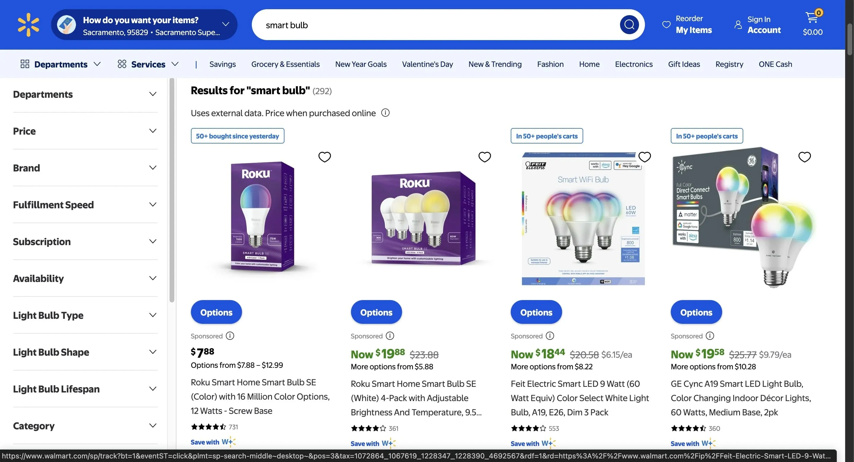 Các loại bóng đèn thông minh được bày bán trên kệ của Walmart, cho thấy sự đa dạng của sản phẩm