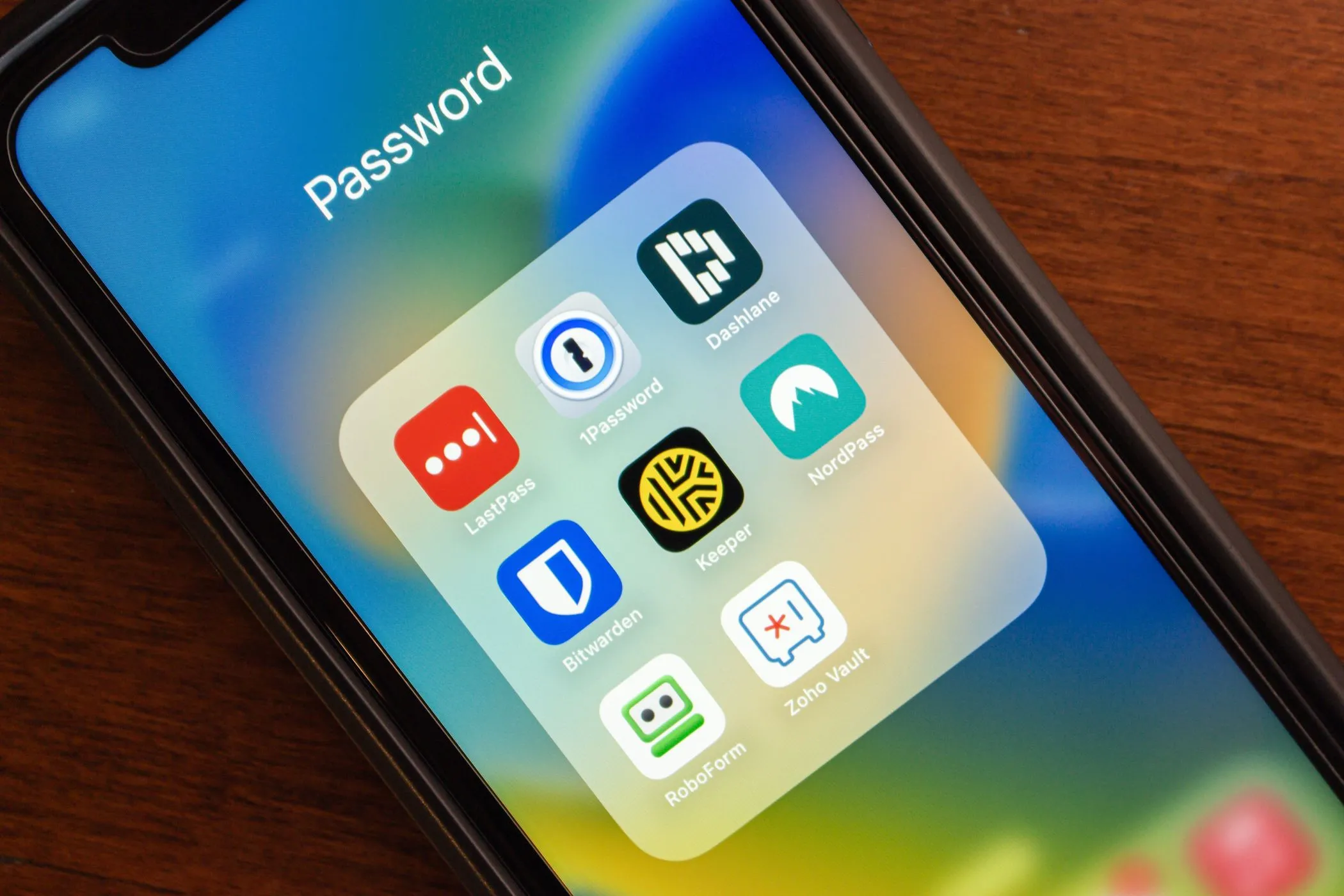 Các logo ứng dụng quản lý mật khẩu phổ biến như LastPass, 1Password, Dashlane trên màn hình điện thoại thông minh