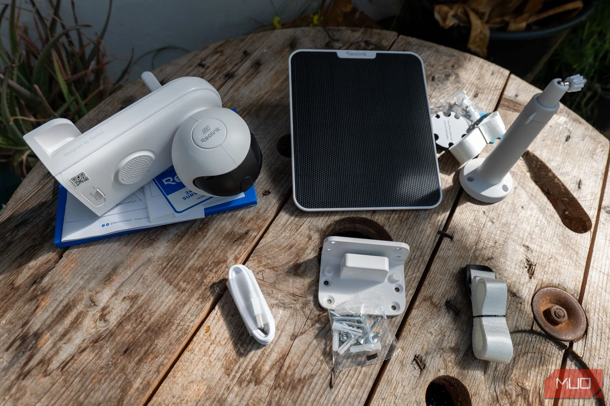 Các phụ kiện và linh kiện đi kèm trong hộp của camera Reolink Altas PT Ultra