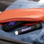 Các thiết bị Roku Streaming Stick và Streaming Stick Plus mới trong bao bì, sẵn sàng biến TV thường thành Smart TV