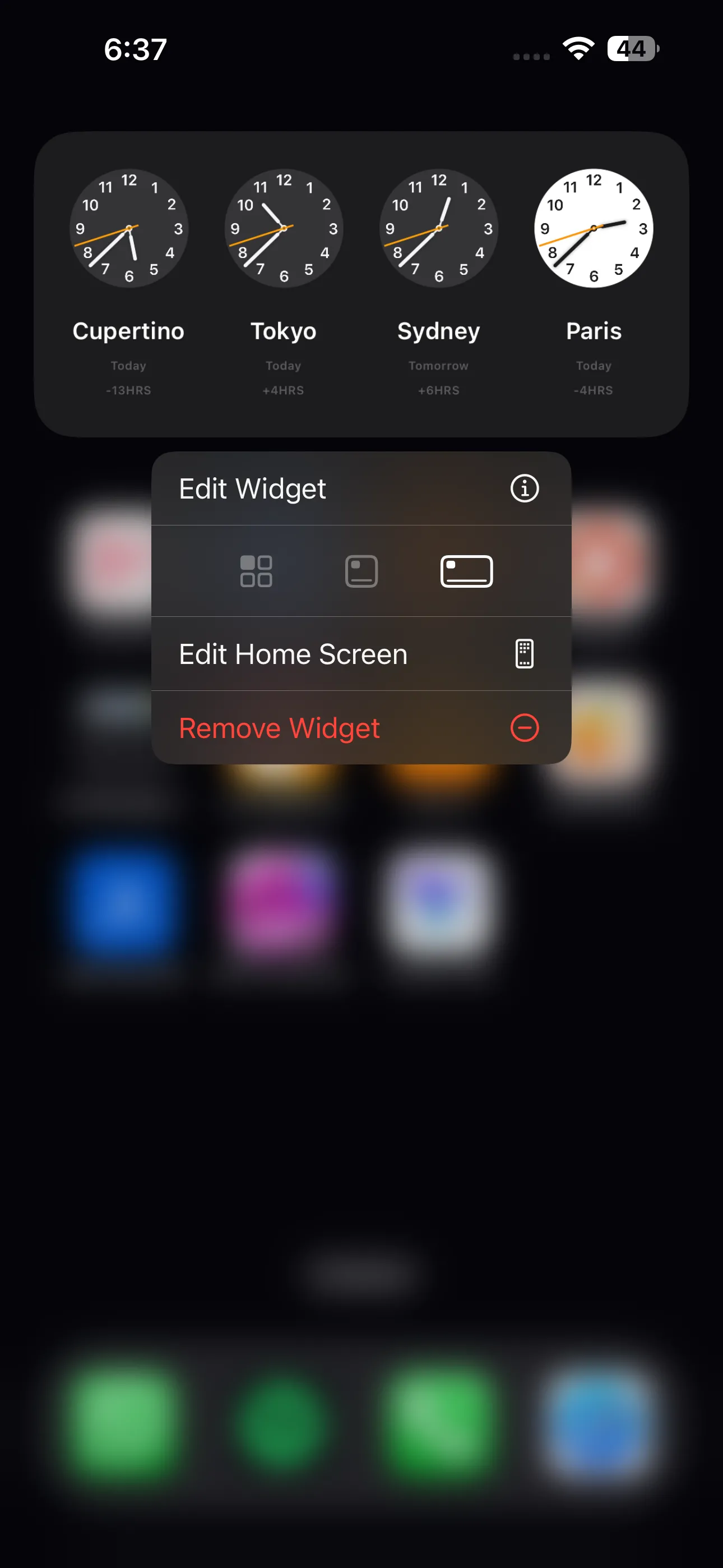 Các tùy chọn xuất hiện khi giữ widget Đồng hồ Thế giới hình chữ nhật trên iPhone