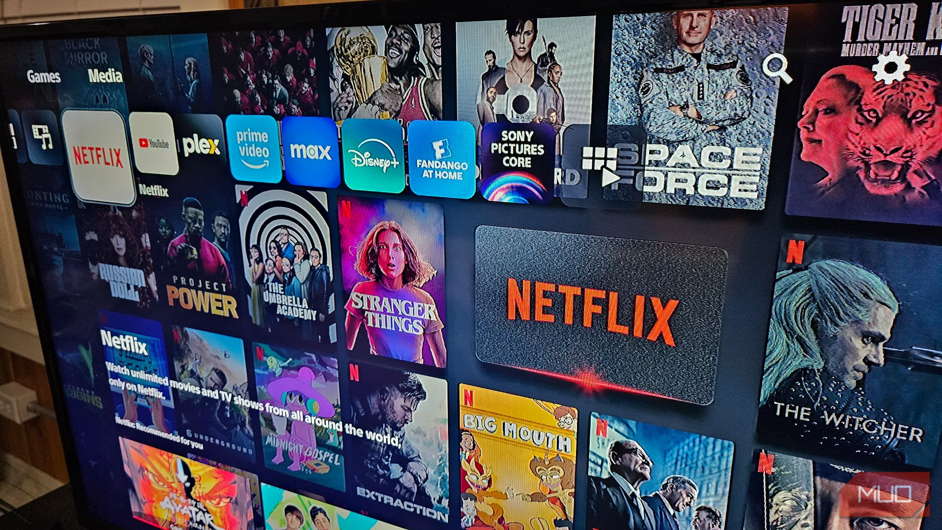 Các ứng dụng dịch vụ phát trực tuyến phổ biến như Netflix, YouTube hiển thị trên giao diện Smart TV, minh họa cho trải nghiệm xem phim mượt mà sau khi tối ưu DNS.