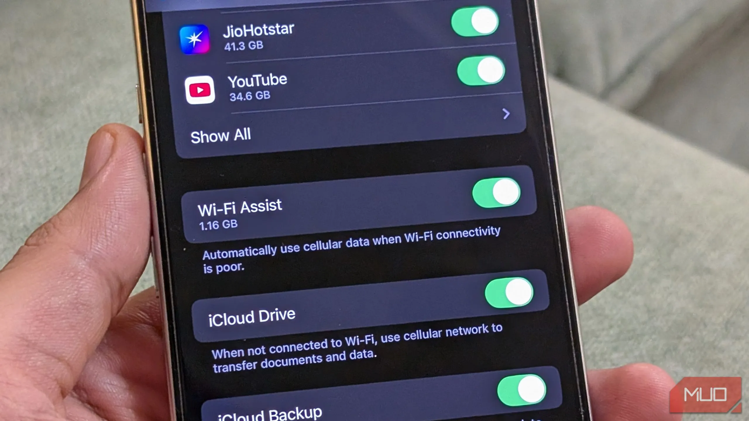 Cài đặt Wi-Fi Assist trên iPhone cho phép tắt tính năng hỗ trợ Wi-Fi yếu