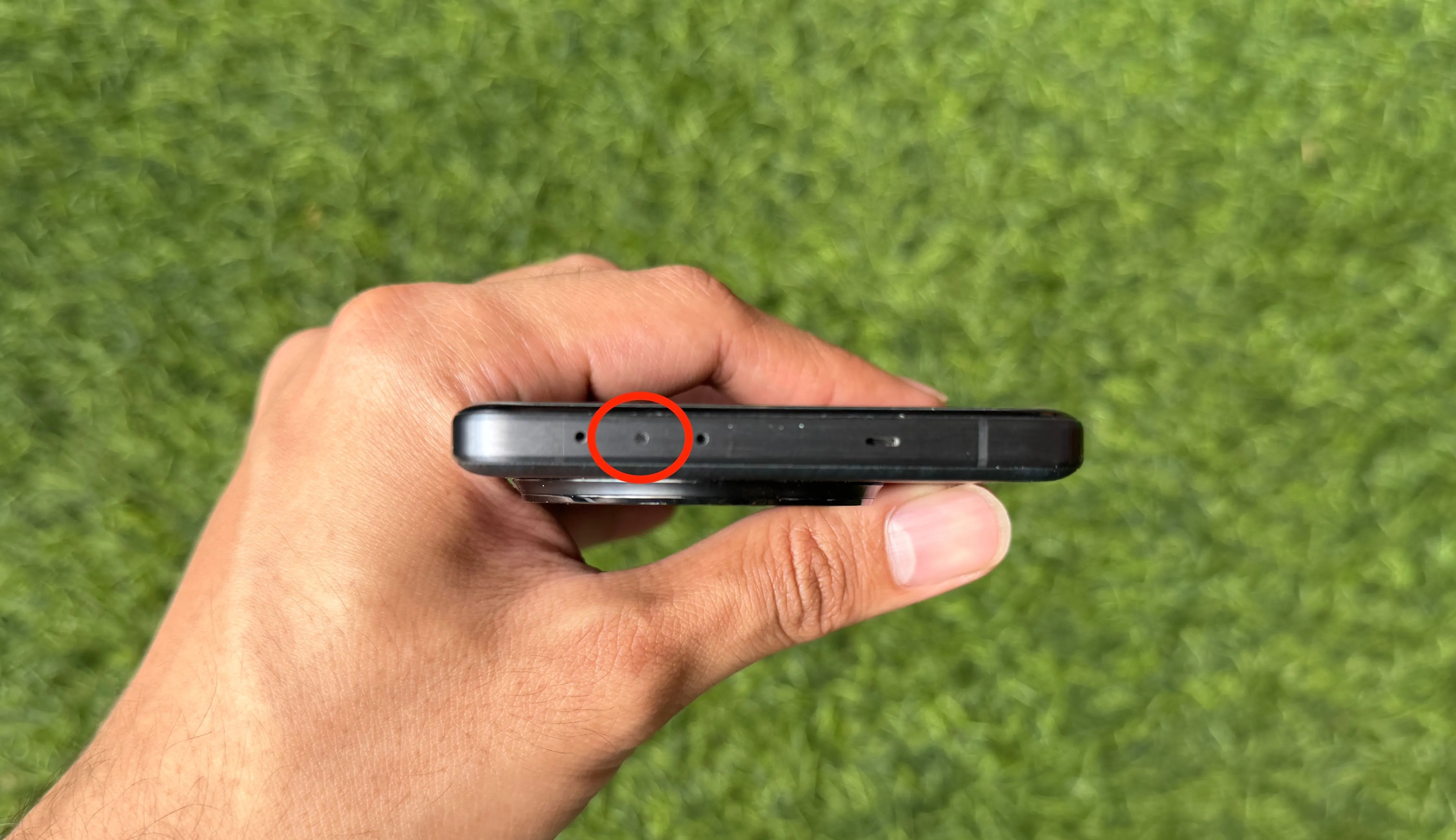 Cảm biến hồng ngoại (IR Blaster) trên cạnh trên của điện thoại OnePlus 13.