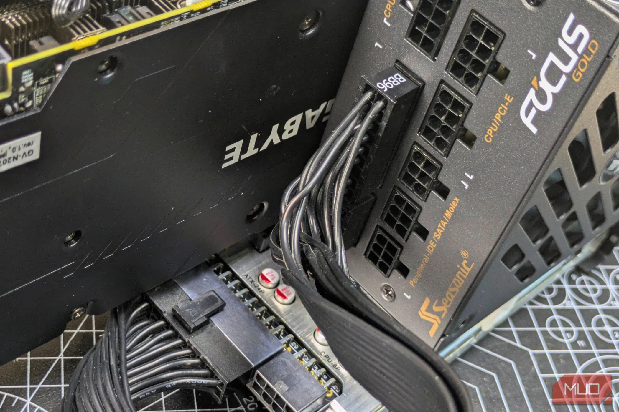 Cắm cáp PSU cần thiết vào dock và GPU