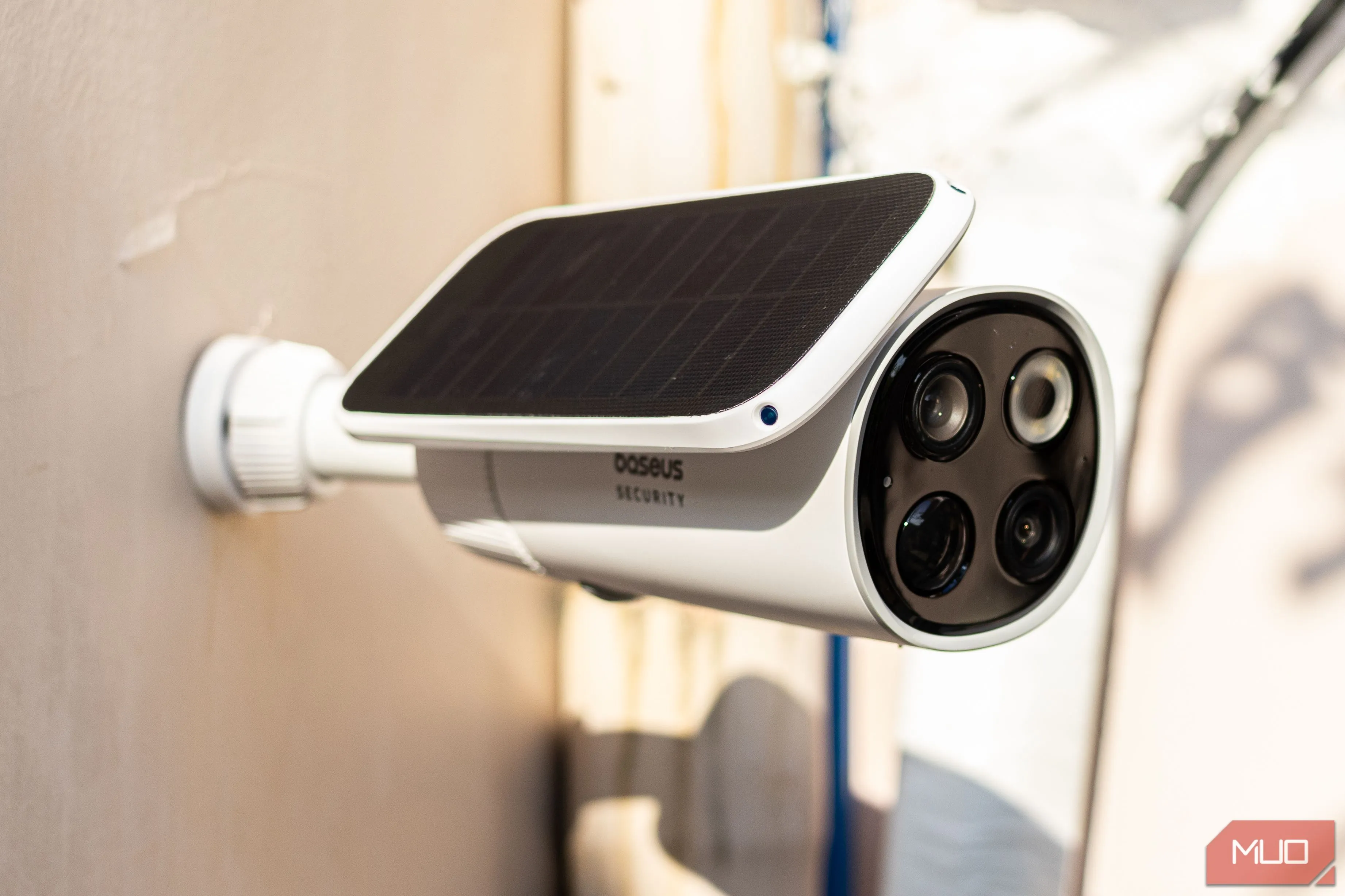 Camera an ninh Baseus S1 Pro được lắp đặt trên tường, tấm pin mặt trời hướng ra ngoài để tối ưu khả năng sạc.