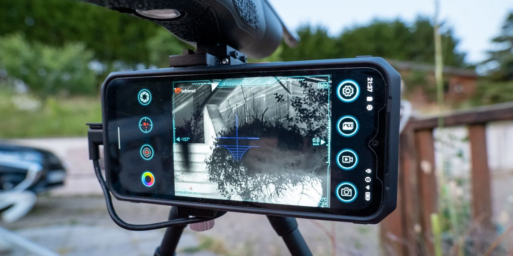 Camera ảnh nhiệt hồng ngoại gắn vào smartphone trên tripod