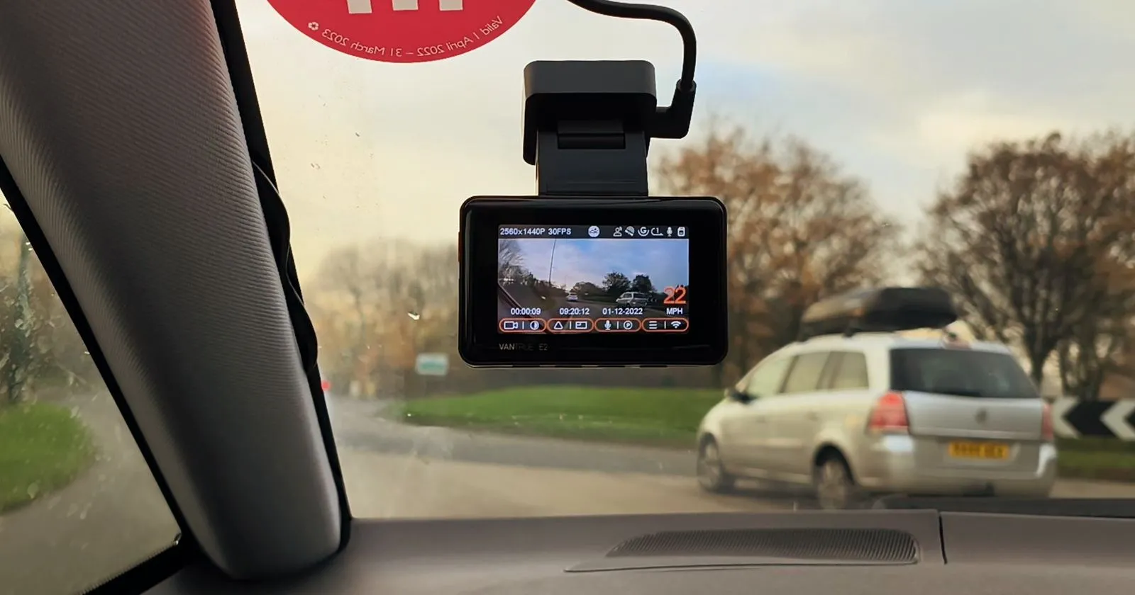 Camera hành trình Vantrue E2 gắn trong xe hơi