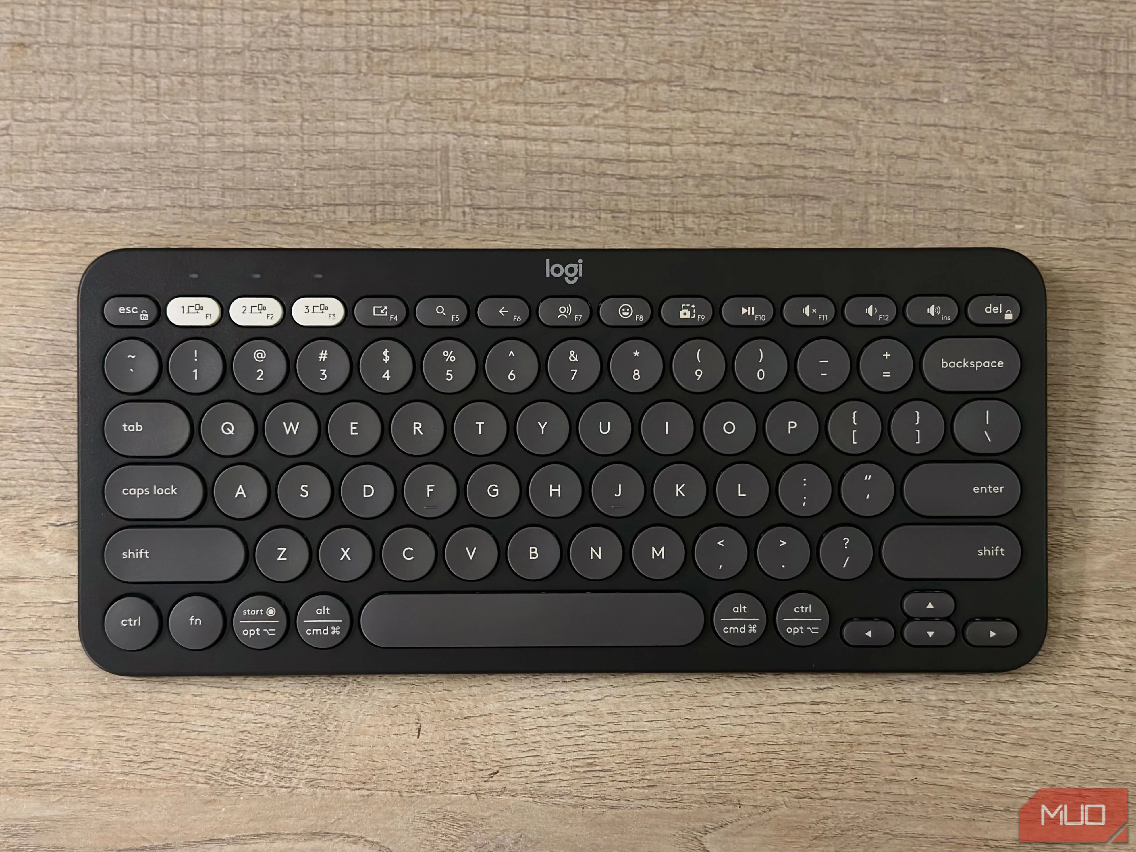 Cận cảnh bàn phím Logitech Pebble Keys 2 K380s màu đen đặt trên bàn, minh họa phụ kiện hỗ trợ làm việc hiệu quả trên iPad