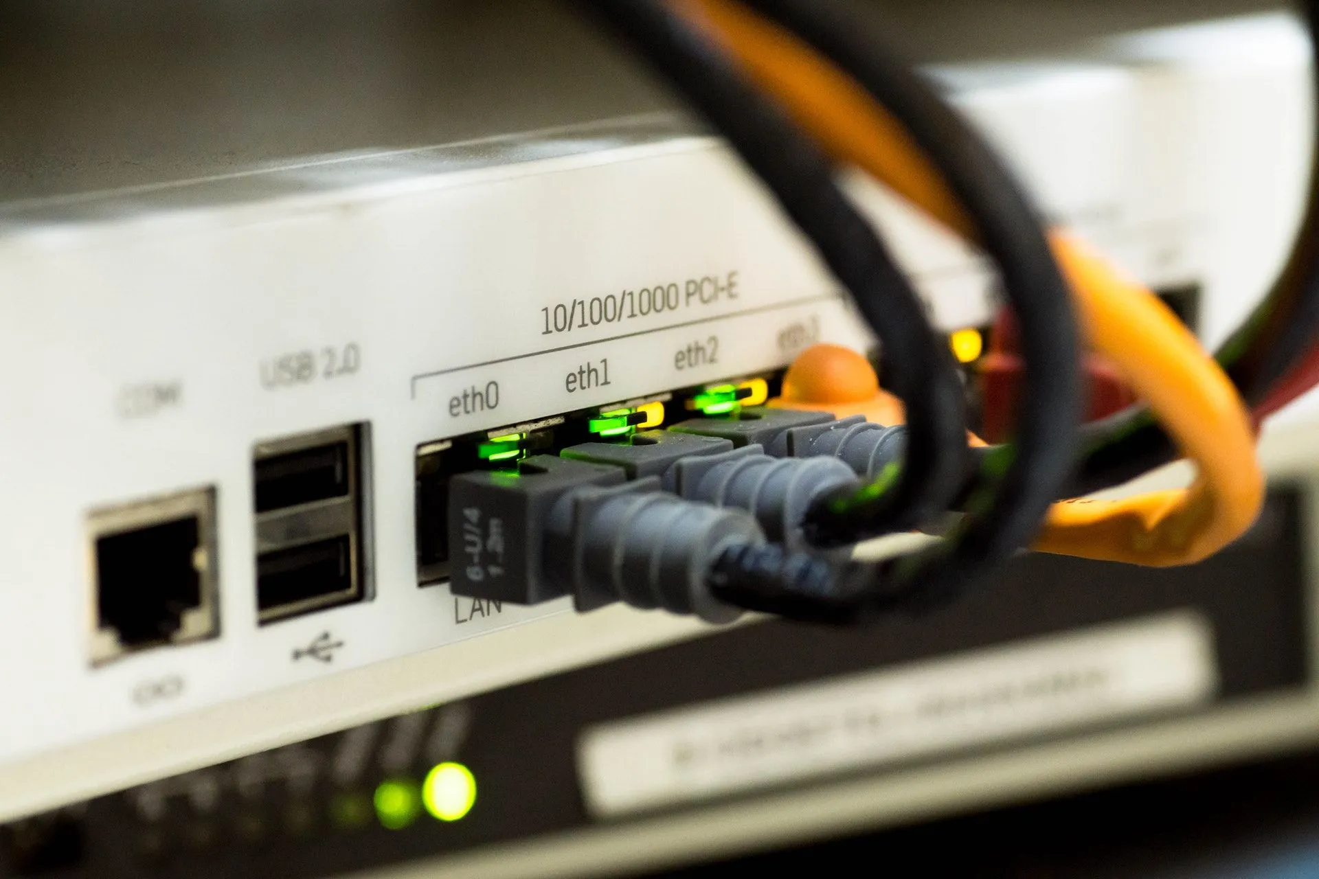 Cận cảnh cổng kết nối Ethernet trên modem và dây cáp mạng, thể hiện giải pháp kết nối internet có dây ổn định và nhanh chóng cho Wi-Fi yếu.