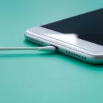 Cận cảnh cổng sạc điện thoại Samsung đang được làm sạch bằng tăm bông