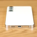 Cận cảnh cổng sạc và lỗ micro dưới đáy điện thoại Samsung Galaxy S24 Plus, minh họa vị trí micro cần vệ sinh để cải thiện chất lượng ghi âm.