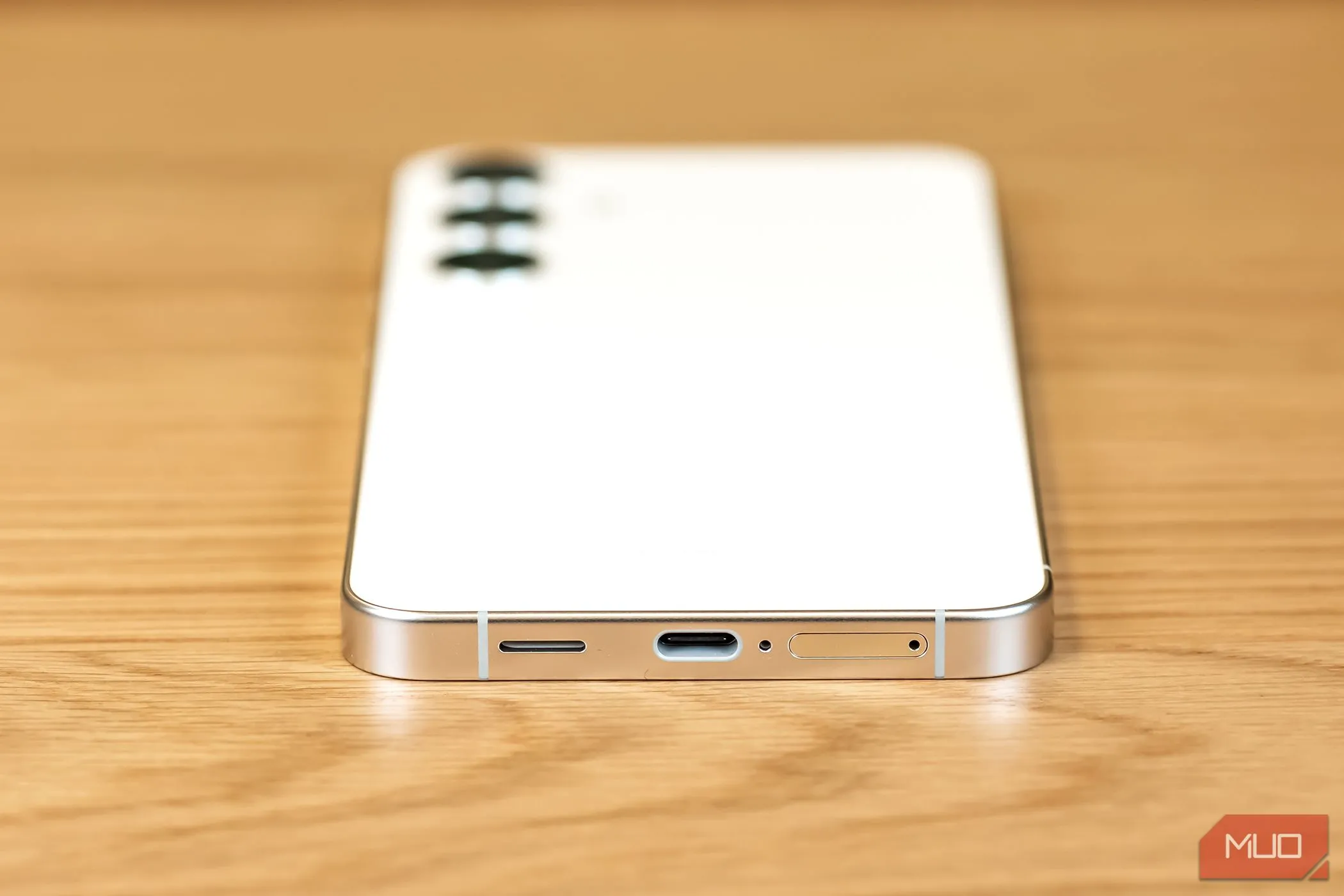Cận cảnh cổng sạc và lỗ micro dưới đáy điện thoại Samsung Galaxy S24 Plus, minh họa vị trí micro cần vệ sinh để cải thiện chất lượng ghi âm.