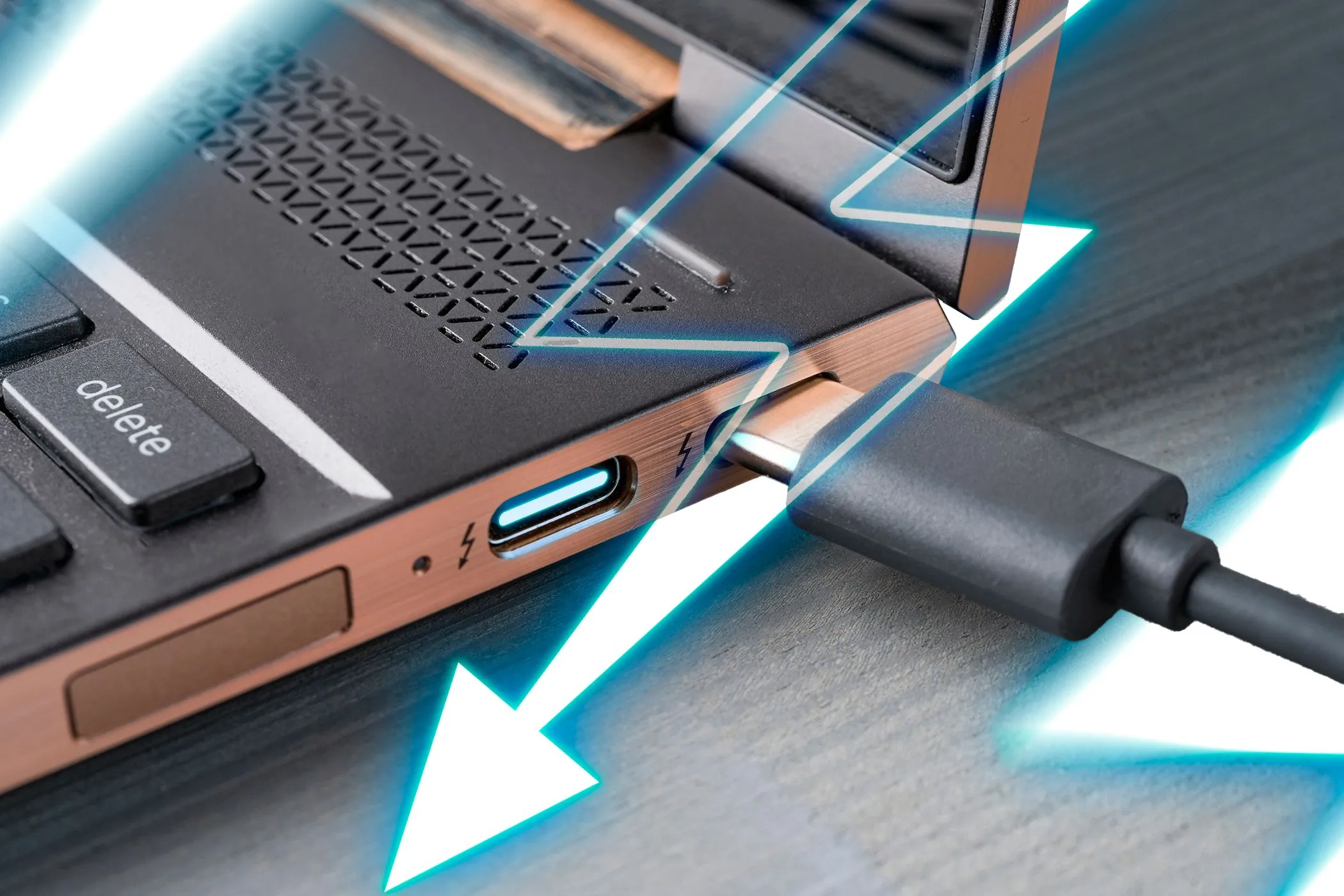 Cận cảnh cổng USB-C có biểu tượng Thunderbolt trên một chiếc laptop, minh họa các chuẩn kết nối tích hợp hiện có.
