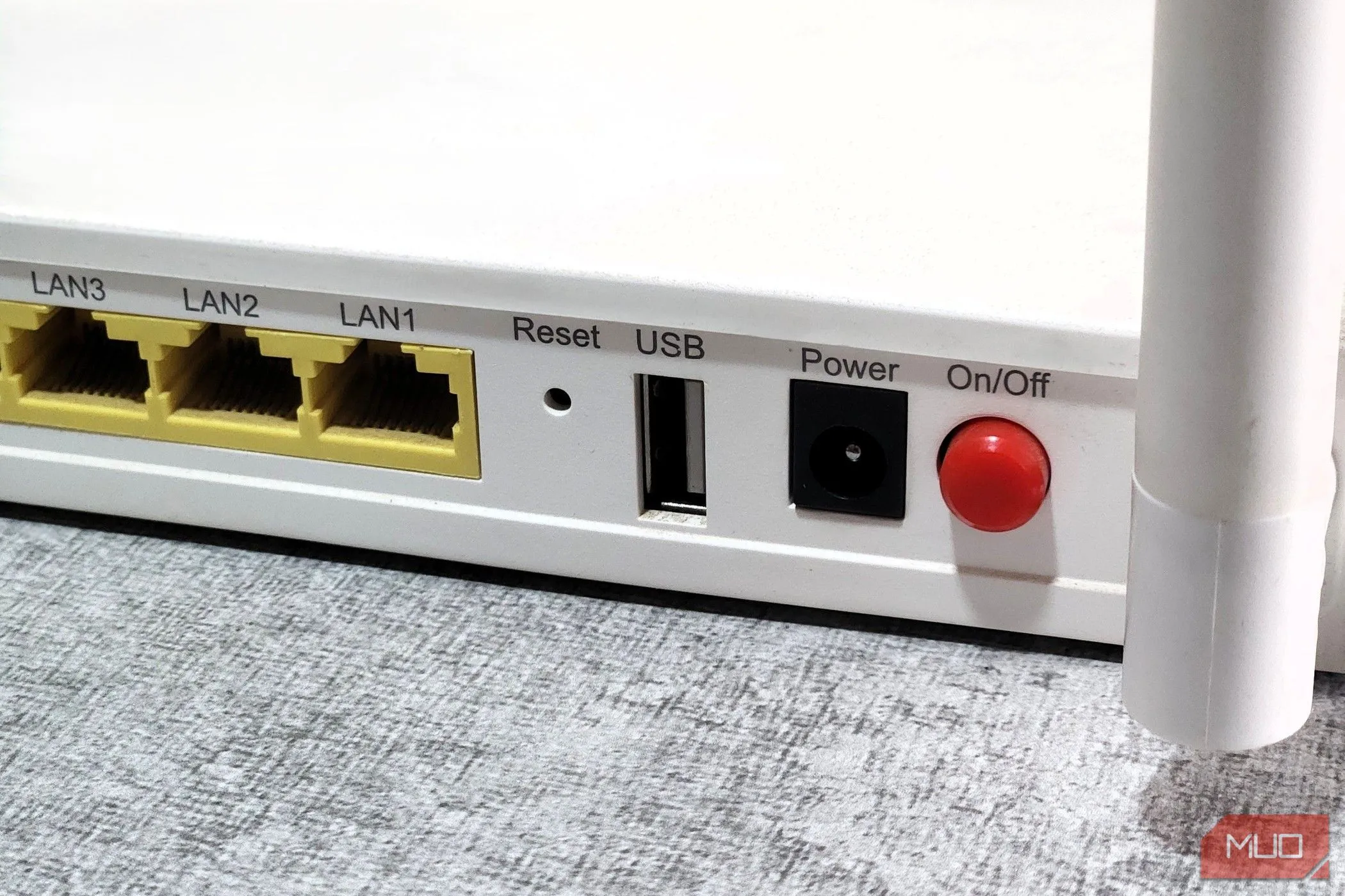 Cận cảnh cổng USB trên một thiết bị router Wi-Fi, minh họa cho việc khởi động lại thiết bị để cải thiện hiệu suất mạng.