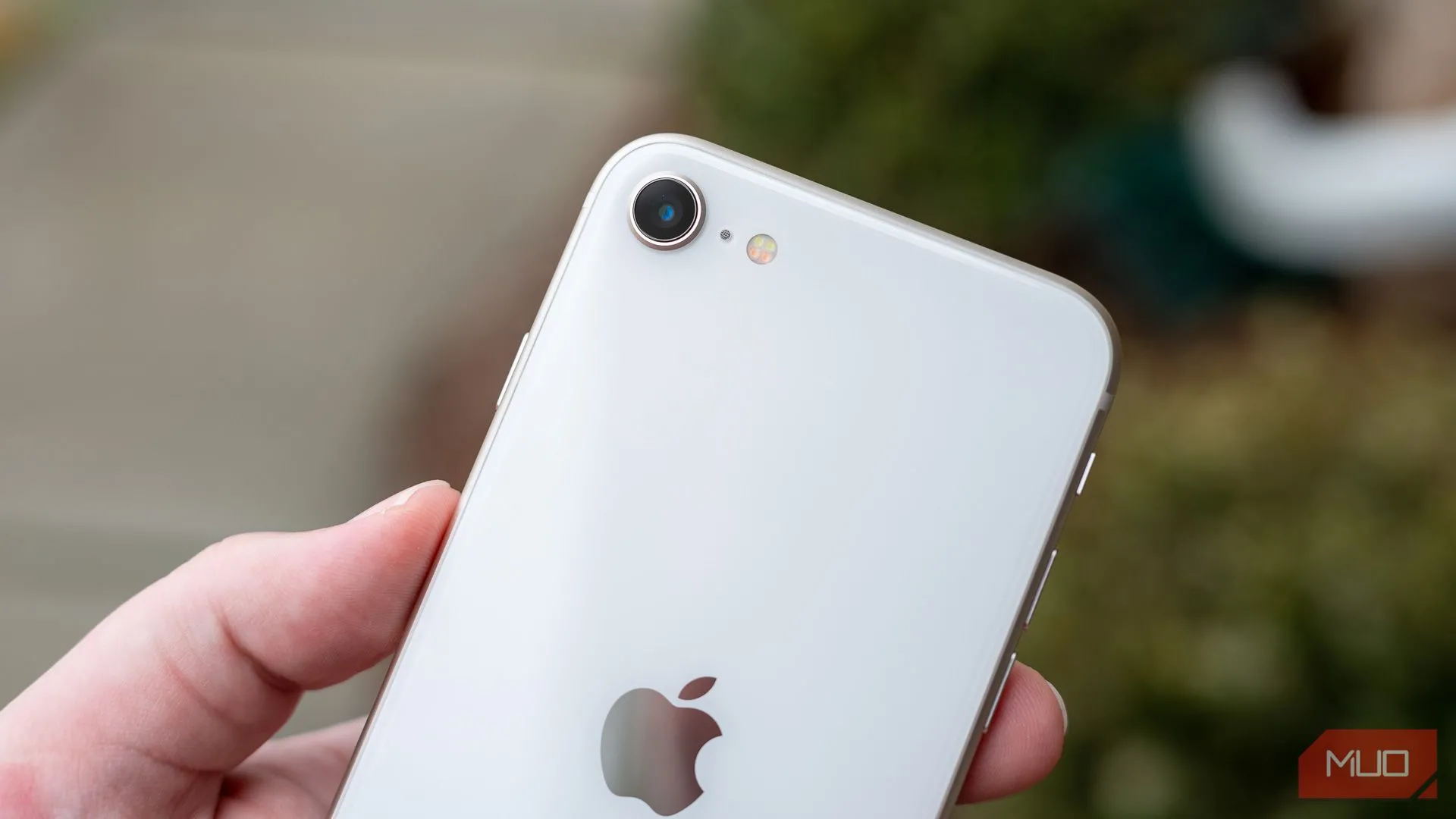 Cận cảnh cụm camera đơn của iPhone SE 2022, thể hiện sự hạn chế về phần cứng