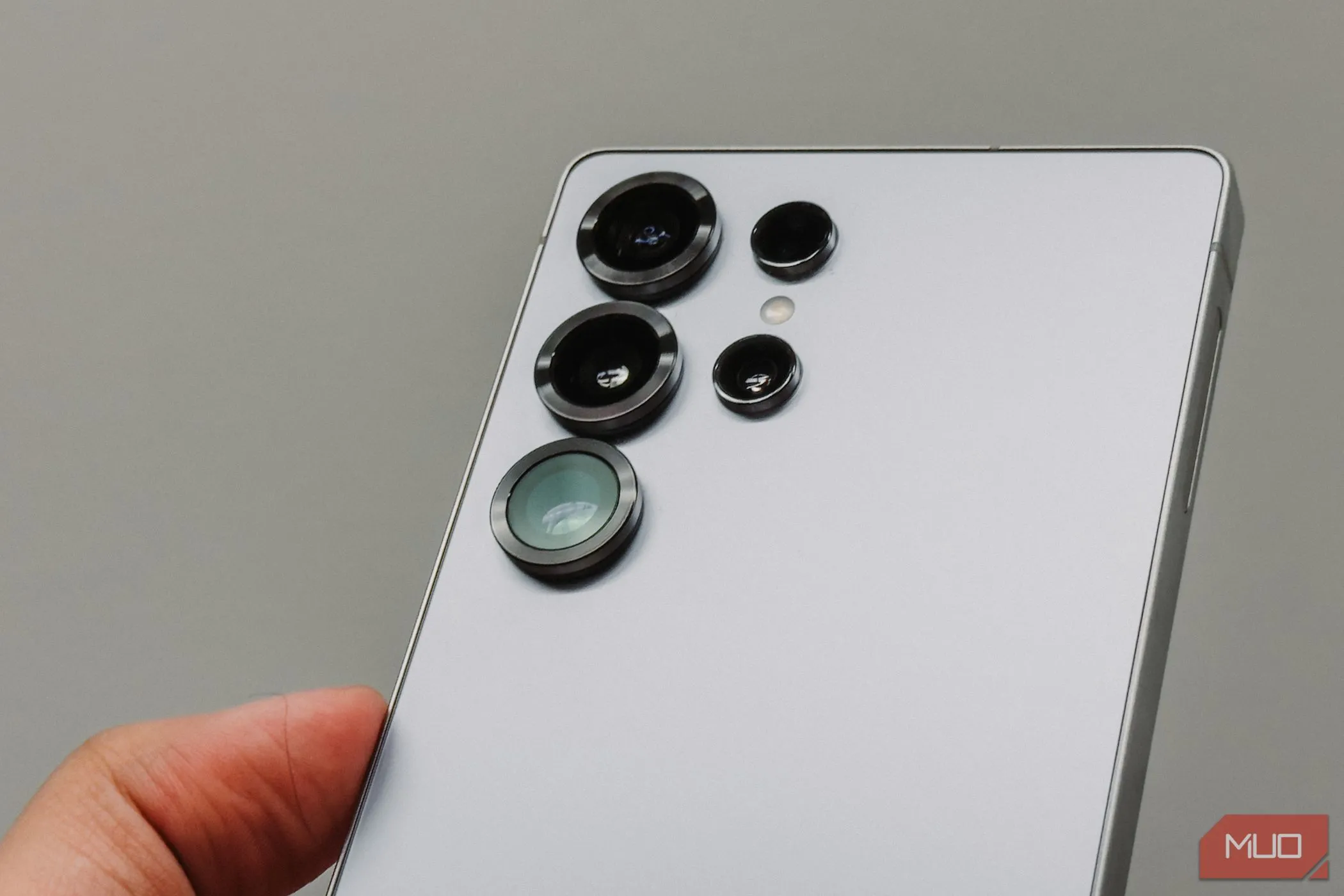 Cận cảnh cụm camera sau của Samsung Galaxy S25 Ultra, với các vòng kim loại đặc trưng quanh từng ống kính, tăng thêm vẻ sang trọng và bảo vệ.