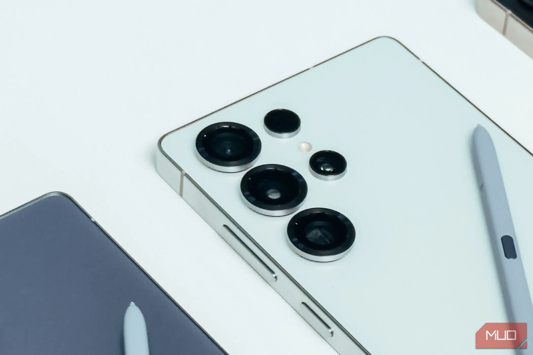 Cận cảnh hệ thống camera sau của Samsung Galaxy S25 Ultra màu trắng, thể hiện sự sắp xếp các ống kính và cảm biến, bao gồm camera siêu rộng 50MP mới.