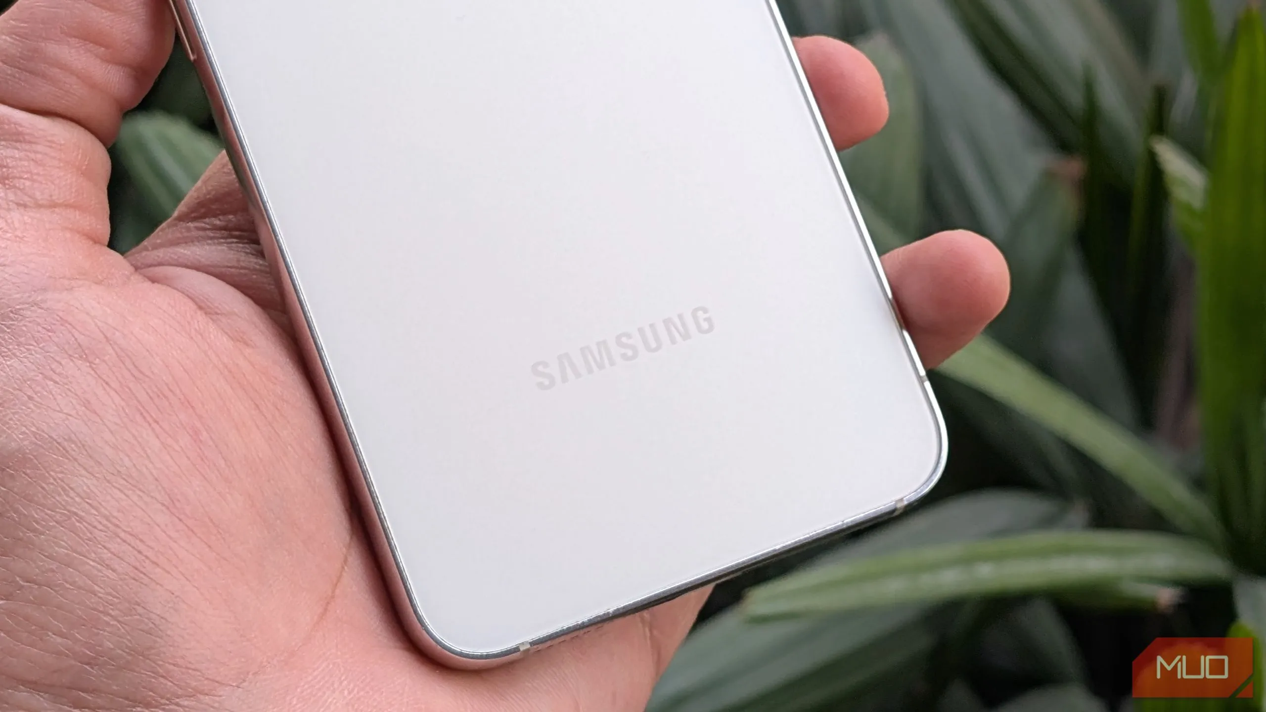 Cận cảnh mặt sau điện thoại Samsung Galaxy S23 đang được cầm trên tay, cho thấy cụm camera và màu sắc chi tiết, minh họa cho tuổi thọ cập nhật phần mềm dài hạn.