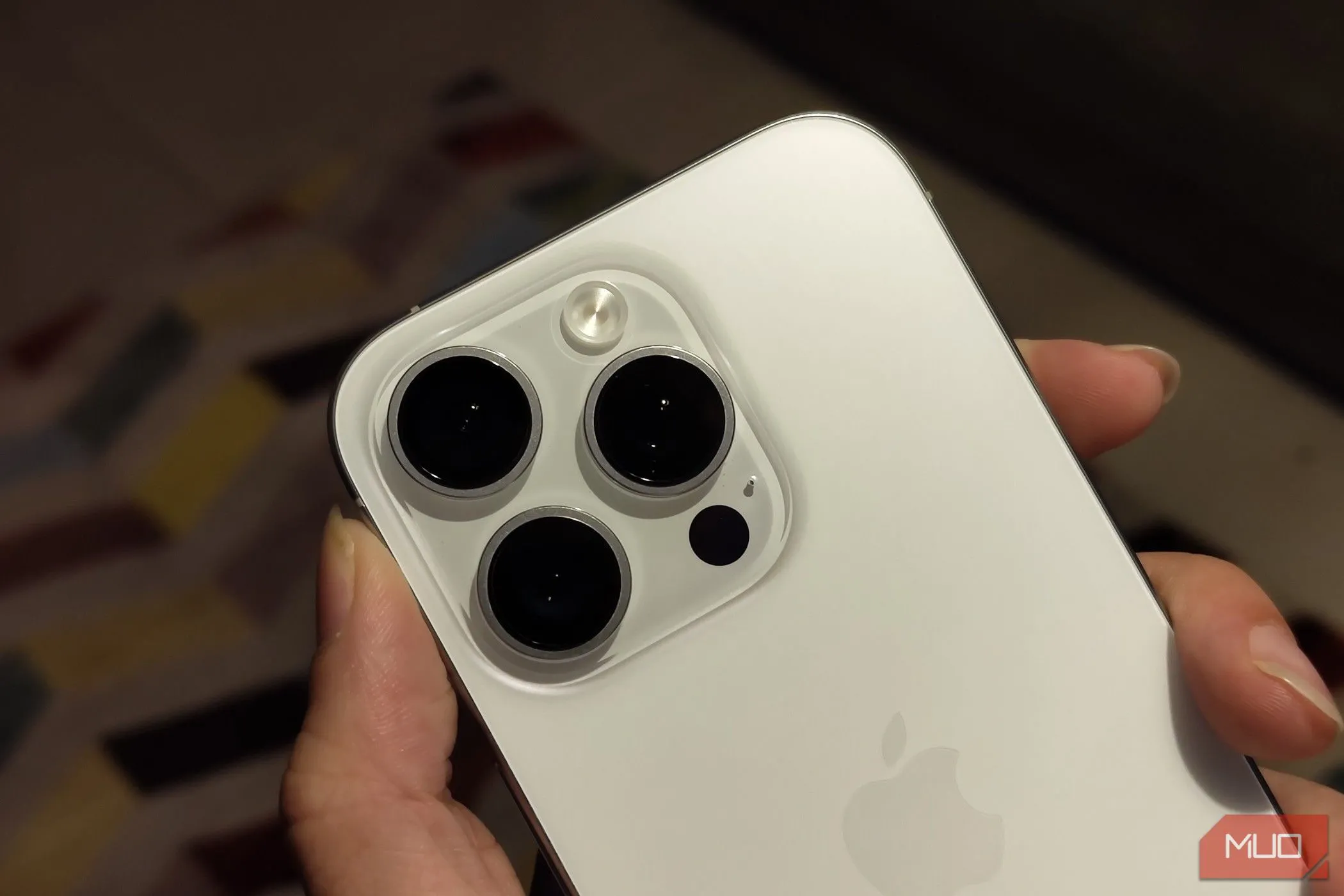 Cận cảnh mặt sau một chiếc iPhone không có ốp lưng, cho thấy tầm quan trọng của việc lựa chọn phụ kiện bảo vệ.