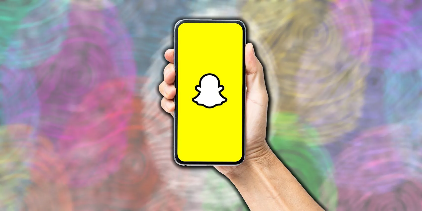 Cận cảnh một người đang cầm điện thoại hiển thị ứng dụng Snapchat, minh họa khả năng ứng dụng theo dõi vị trí và thông tin người dùng