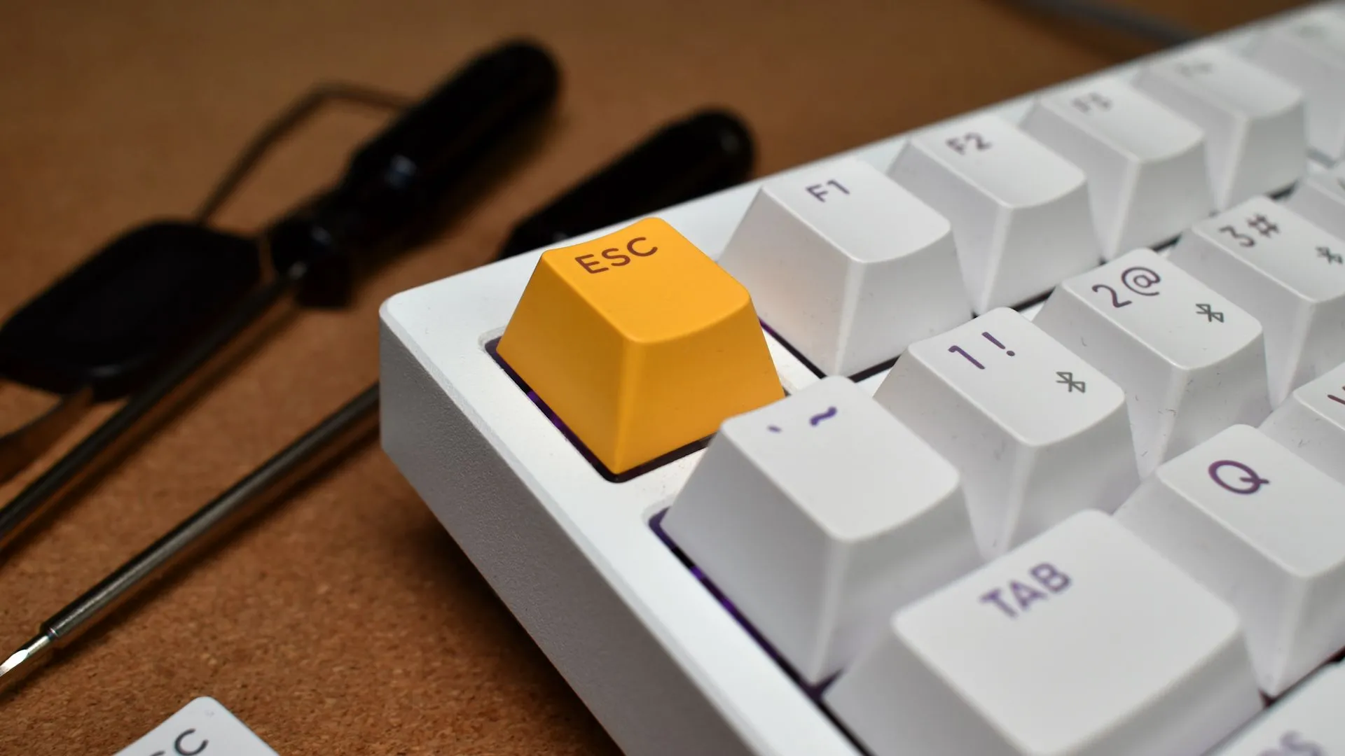 Cận cảnh phím ESC màu vàng nổi bật trên bàn phím Lemokey P1 HE màu trắng.