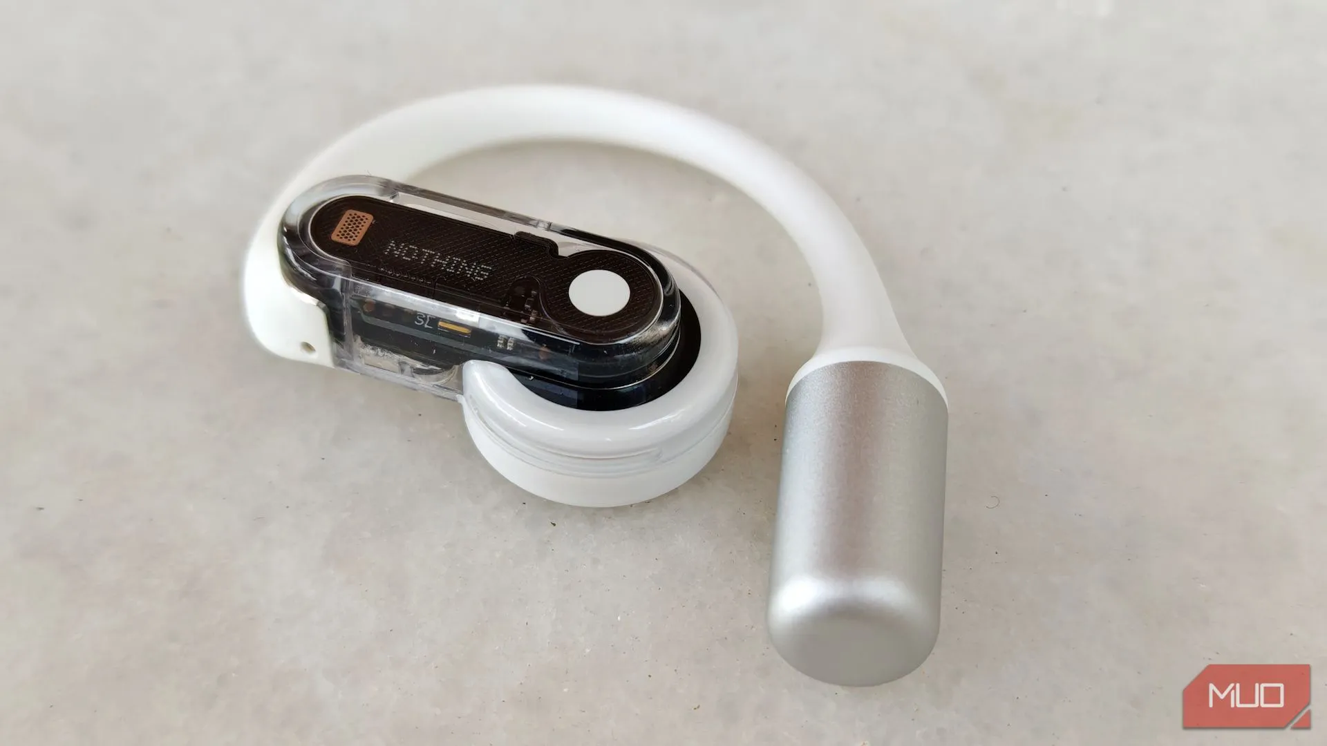 Cận cảnh tai nghe Nothing Ear (open) bên tai trái, làm nổi bật chi tiết driver 14.2mm