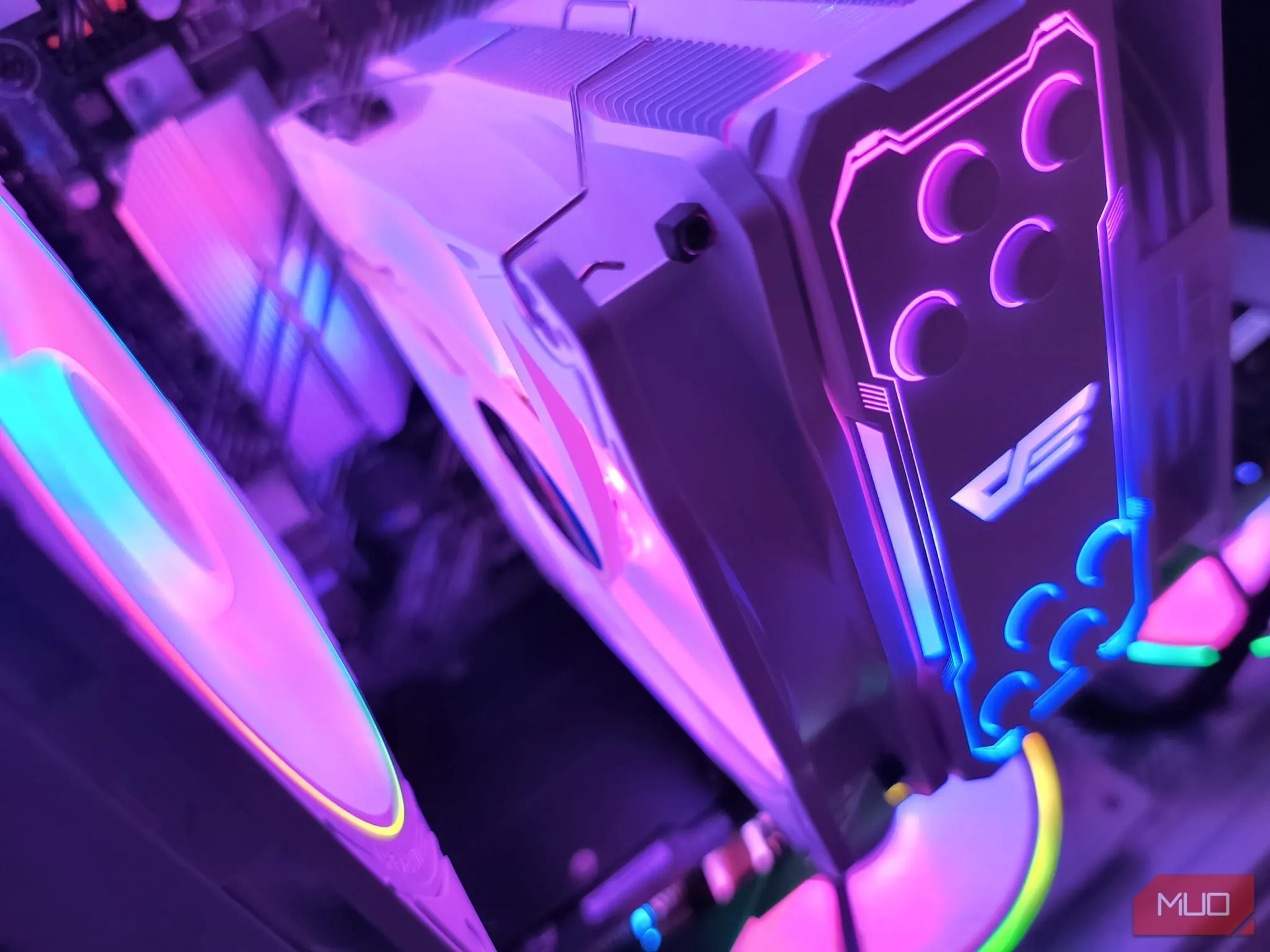 Cận cảnh tản nhiệt khí DarkFlash Z4 Pro bên trong case PC Apevia Prism-WH